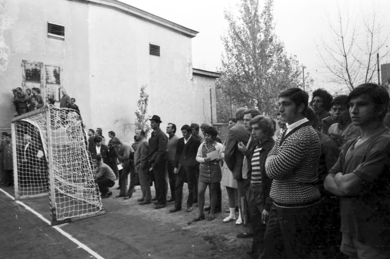 Magyarország, Budapest XI., Fehérvári út - Prielle Kornélia utca saroktelke, a felvétel a Kismotor és Gépgyár sportpályájának avatásakor készült., 1978, szitakri, futballpálya, Budapest, Fortepan #136188