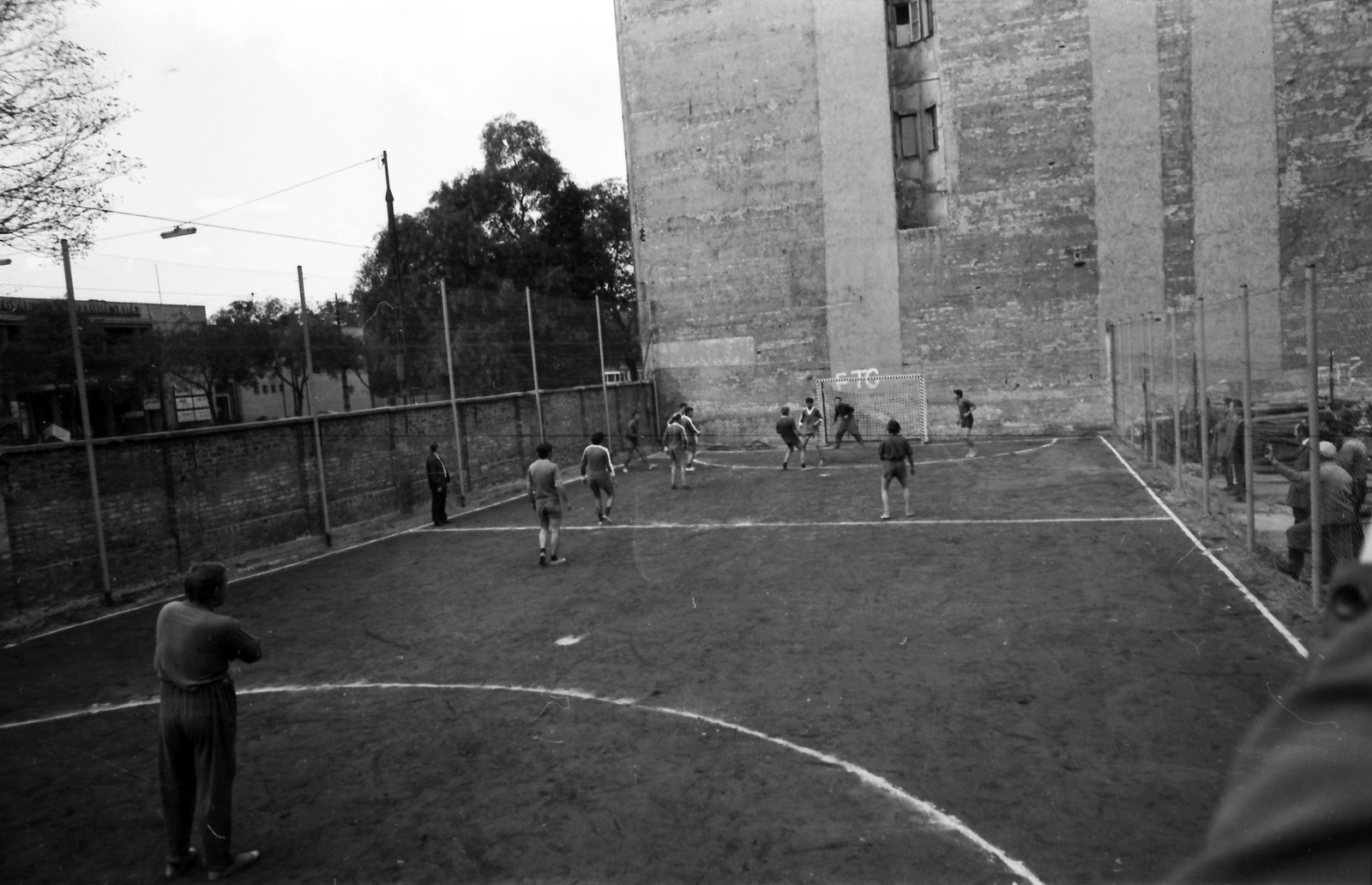 Magyarország, Budapest XI., Fehérvári út - Prielle Kornélia utca saroktelke, a felvétel a Kismotor és Gépgyár sportpályájának avatásakor készült. Balra a Fővárosi Művelődési Ház épülete., 1978, szitakri, tűzfal, Budapest, Fortepan #136192