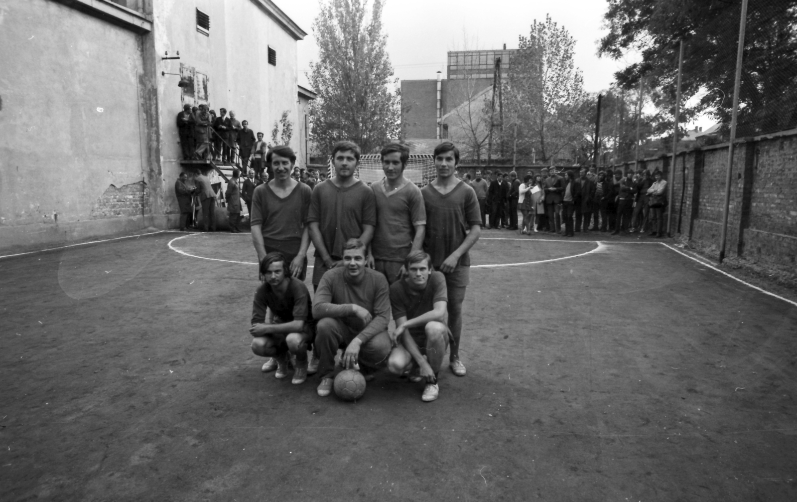 Magyarország, Budapest XI., Fehérvári út - Prielle Kornélia utca saroktelke, a felvétel a Kismotor és Gépgyár sportpályájának avatásakor készült., 1978, szitakri, futballcsapat, Budapest, Fortepan #136195