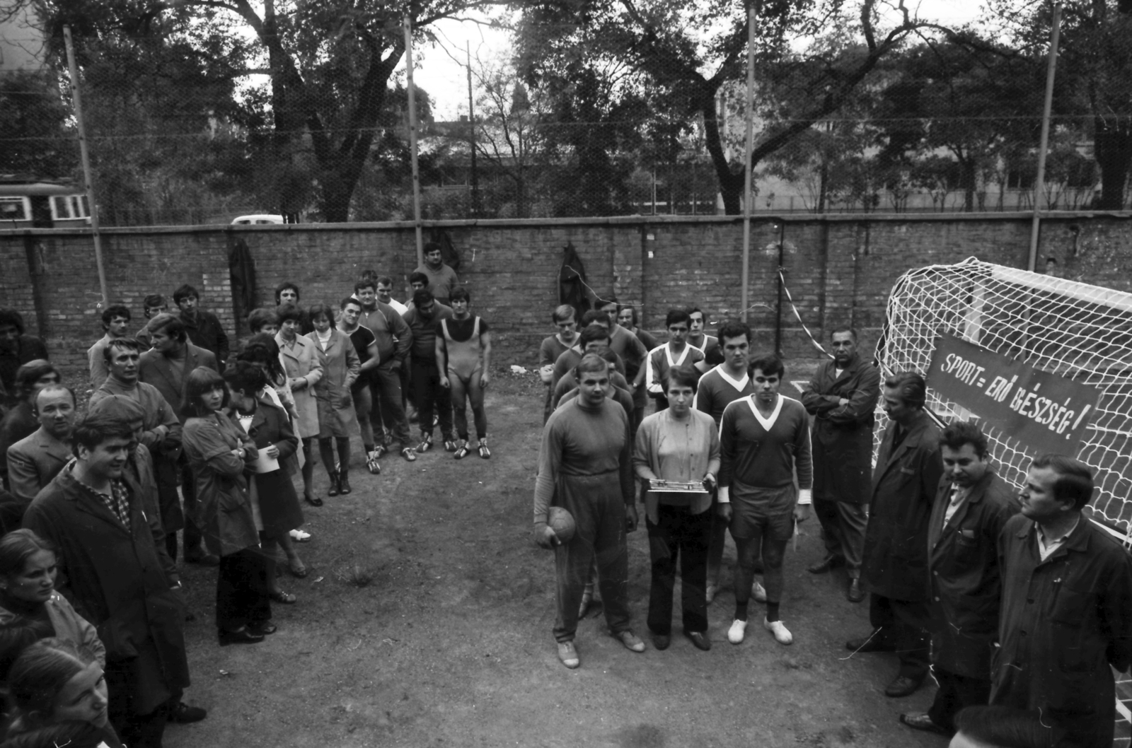 Hungary, Budapest XI., Fehérvári út - Prielle Kornélia utca saroktelke, a felvétel a Kismotor és Gépgyár sportpályájának avatásakor készült. Jobbra a háttérben a Fővárosi Művelődési Ház épülete., 1978, szitakri, label, soccer team, soccer field, sport jersey, Budapest, Fortepan #136197