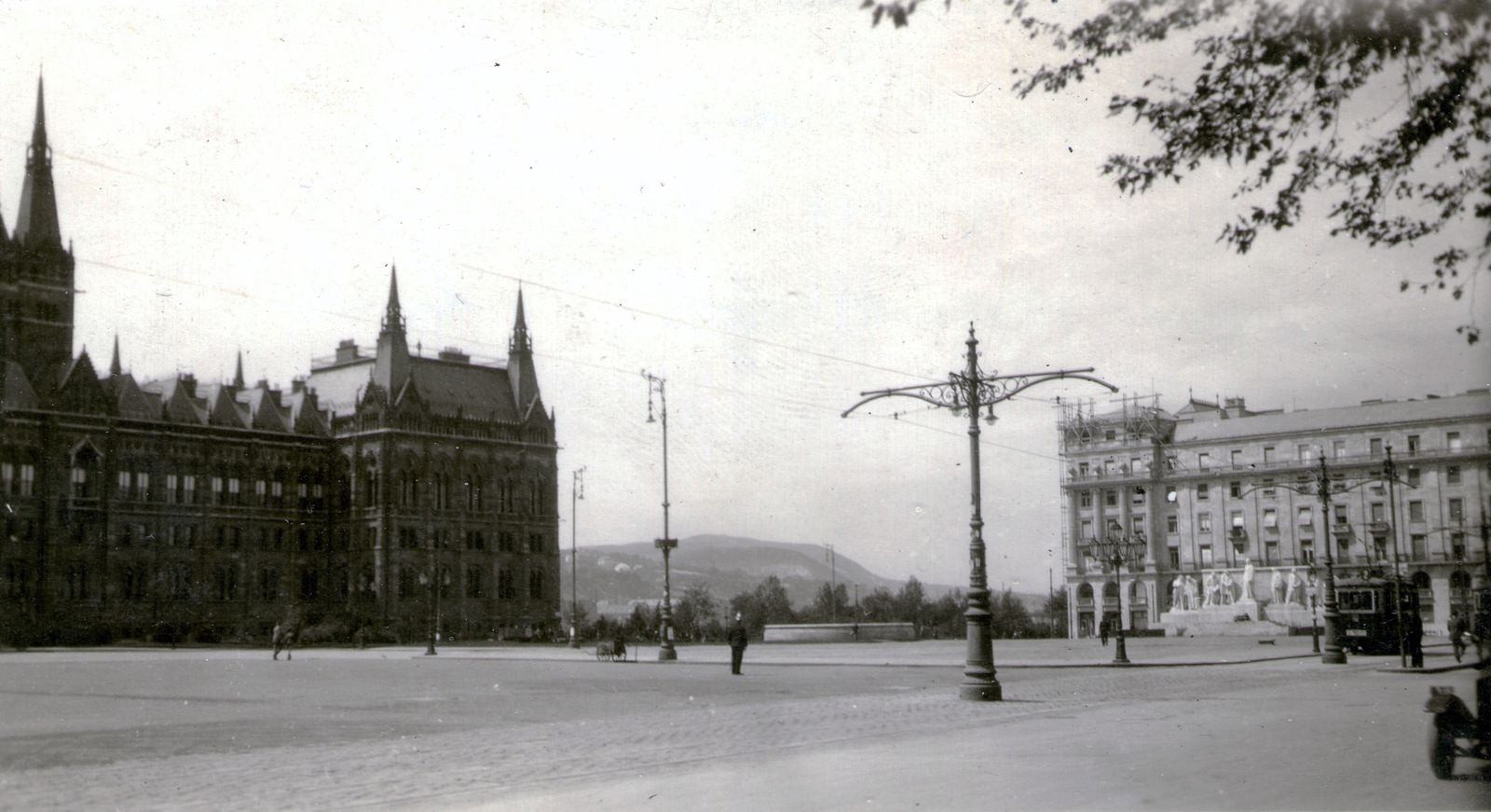 Hungary, Budapest V., Kossuth Lajos tér, balra a Parlament, jobbra a Kossuth emlékmű (Horvay János, 1927.)., 1928, Kelecsényi Kristóf, tram, parliament, Budapest, Fortepan #136205