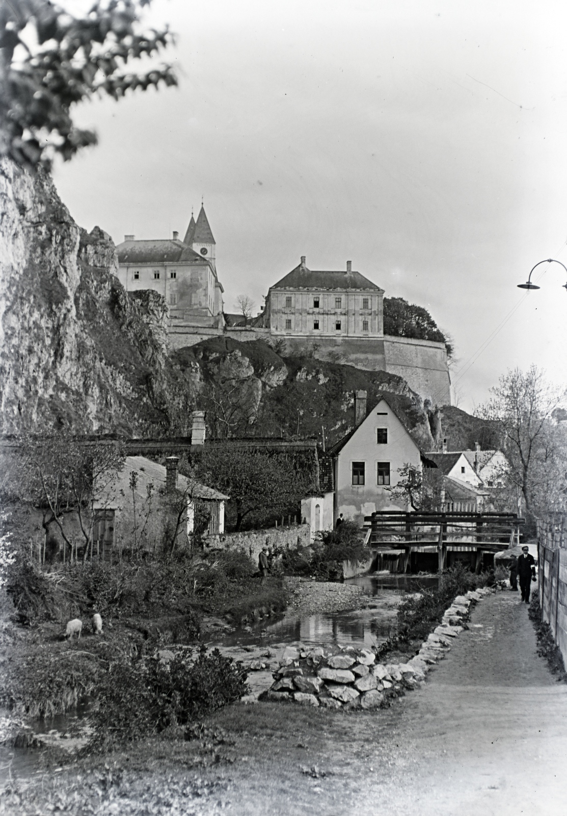 Magyarország, Veszprém, Séd patak a Margit-romoktól nézve, középen az egykori tímár-ház, fenn a Vár., 1934, Révay Péter, vár, Fortepan #136213