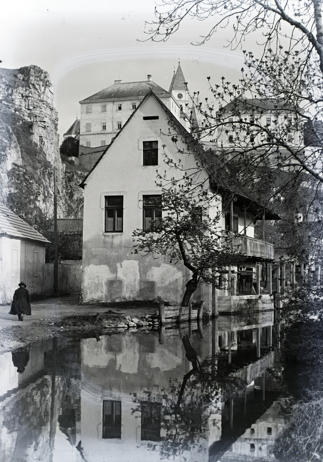 Hungary, Veszprém, Séd patak, a Kollégium (Káptalan) utcánál az egykori tímár-ház, fenn a Vár., 1934, Révay Péter, water surface, castle, reflection, Fortepan #136214