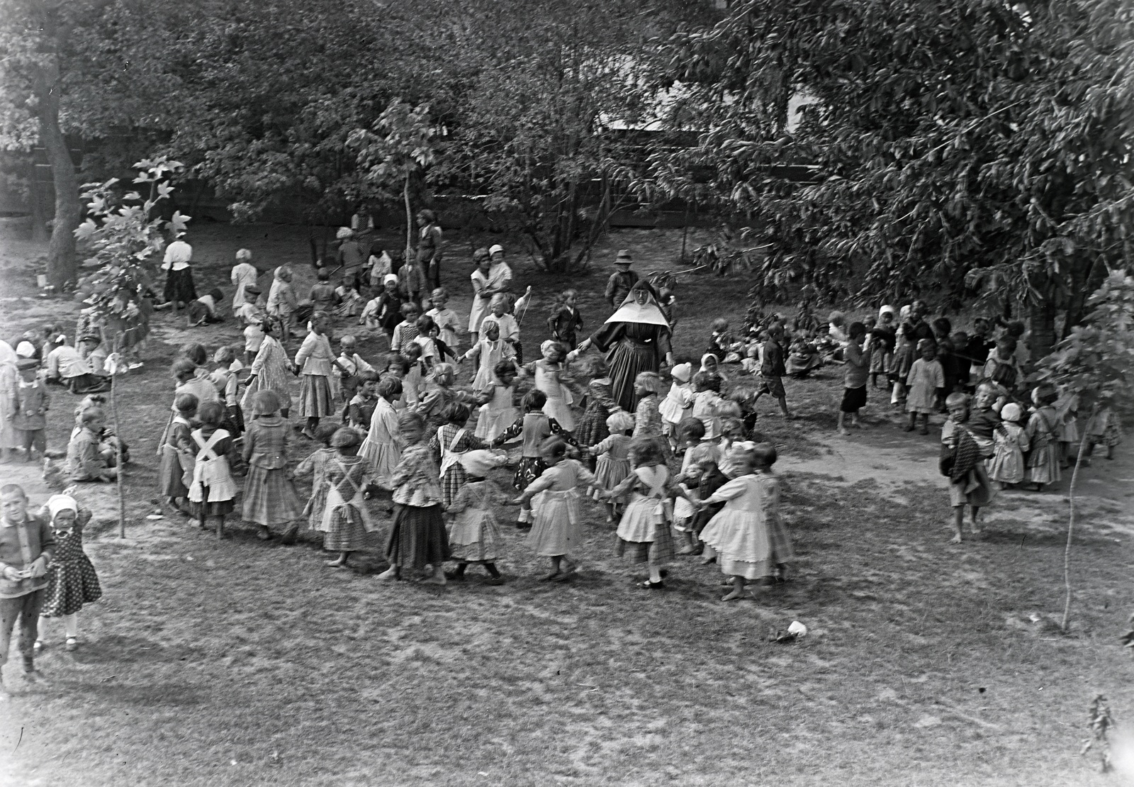 1933, Révay Péter, nun, kids, round dance, dance, Fortepan #136221
