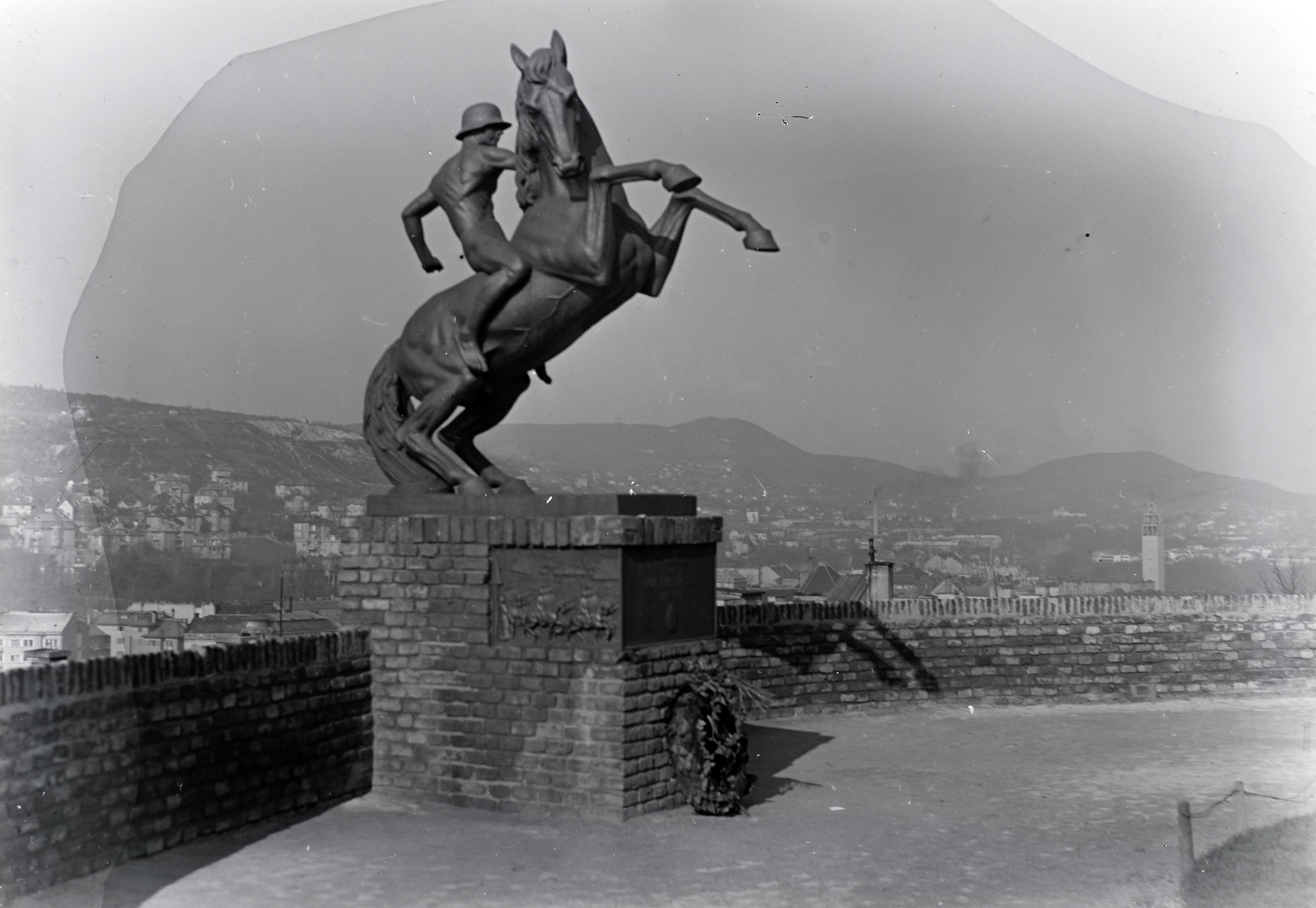 Magyarország, budai Vár, Budapest I., Tóth Árpád sétány (Gróf Bethlen István bástyasétány), Veli bej rondella, az Erdélyi kettes huszárok hősi emlékműve (Petri Lajos, 1935.)., 1935, Révay Péter, lovas szobor, Budapest, Fortepan #136222