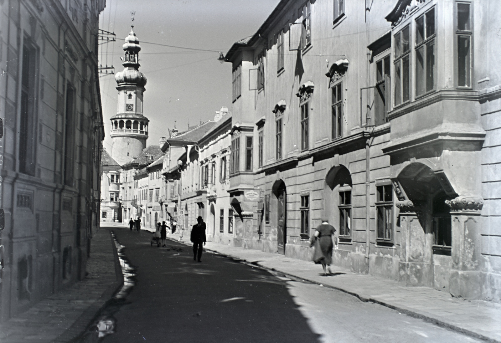 Hungary, Sopron, Tűztorony a Kolostor utcából nézve, jobbra a Zichy-Meskó palota., 1934, Révay Péter, street view, Fortepan #136223