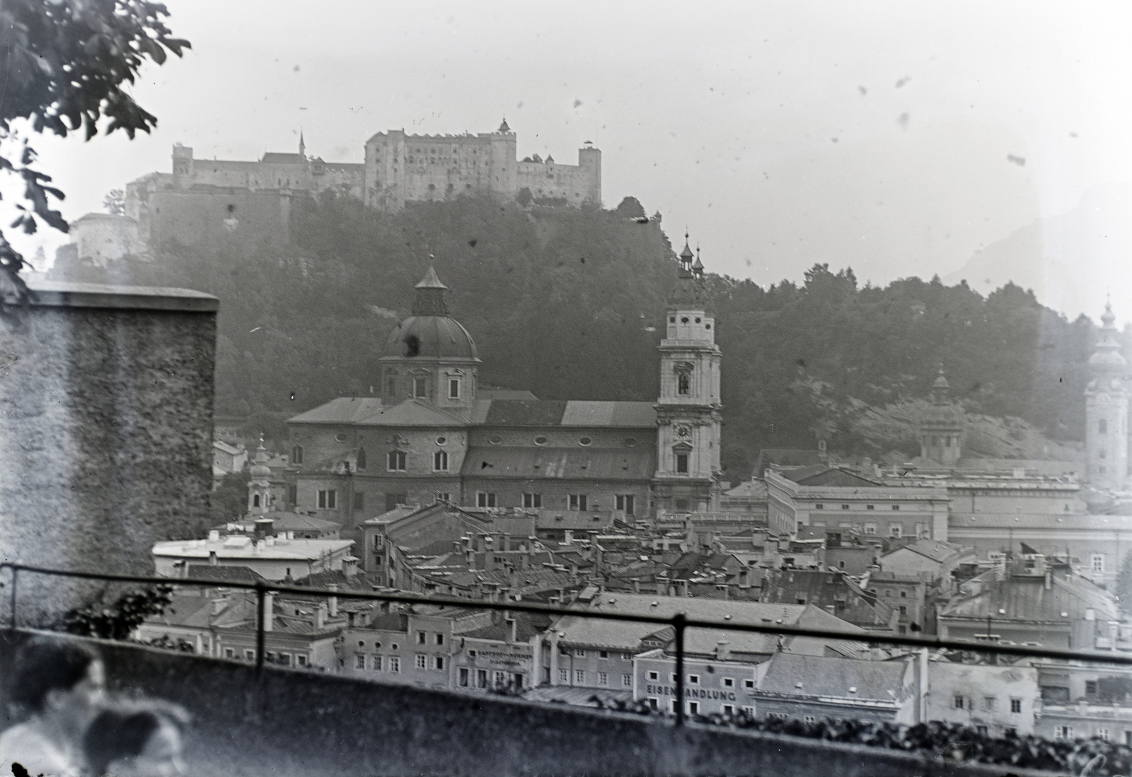 Austria, Salzburg, középen a Dóm, fent Hohensalzburg vára., 1931, Révay Péter, castle, Fortepan #136228