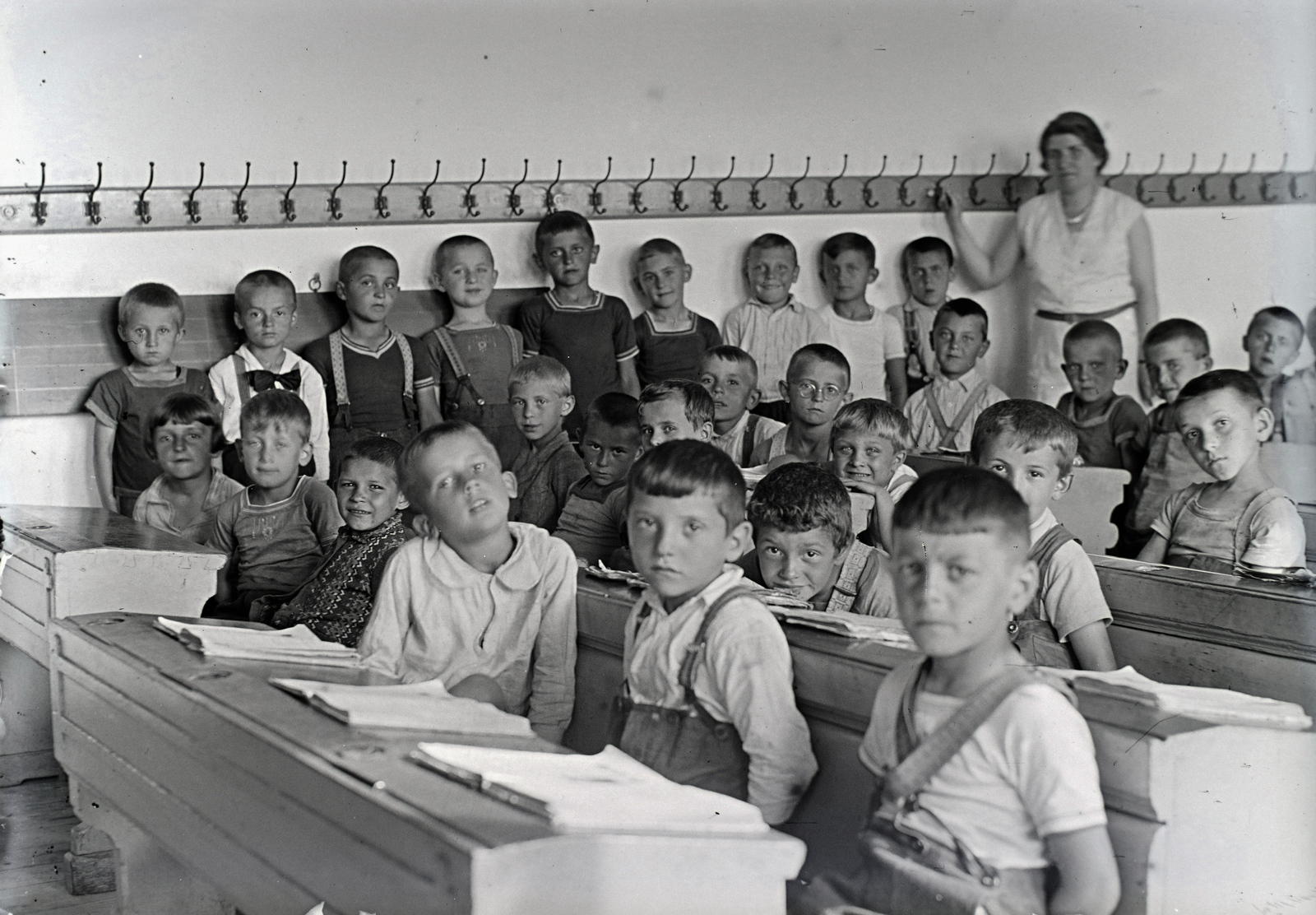 1932, Révay Péter, classroom, hands behind the back, boys' school, Fortepan #136235