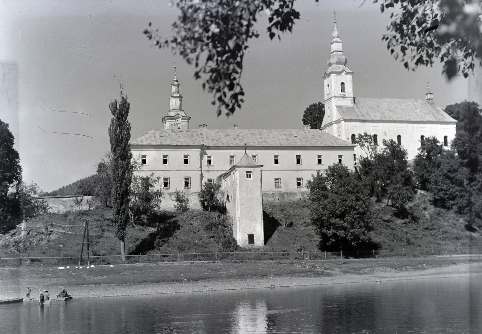 Ukraine,Zakarpattia Oblast, Mukachevo, Latorca-part, szemben a Szent Miklós kolostor., 1939, Révay Péter, Fortepan #136249