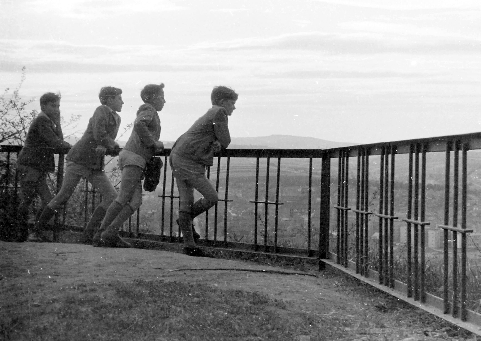 Hungary, Pécs, kilátás a Francia emlékmű elöl a városra., 1959, Baráth Endre, railing, kids, boys, lookout, prop up on elbows, looking into the distance, leg over leg, Fortepan #13625