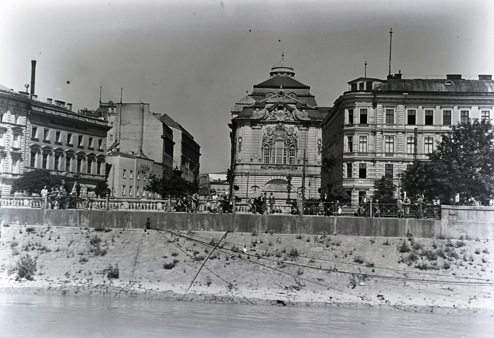 Slovakia, Bratislava, Duna-part, jobbra a Koronázási domb tér (később Námestie Ľudovít Štúr), Vigadó (Redoute)., 1939, Révay Péter, public building, Marcell Komor-design, First Slovak Republic, Neoclassical architecture, Dezső Jakab-design, Fortepan #136251