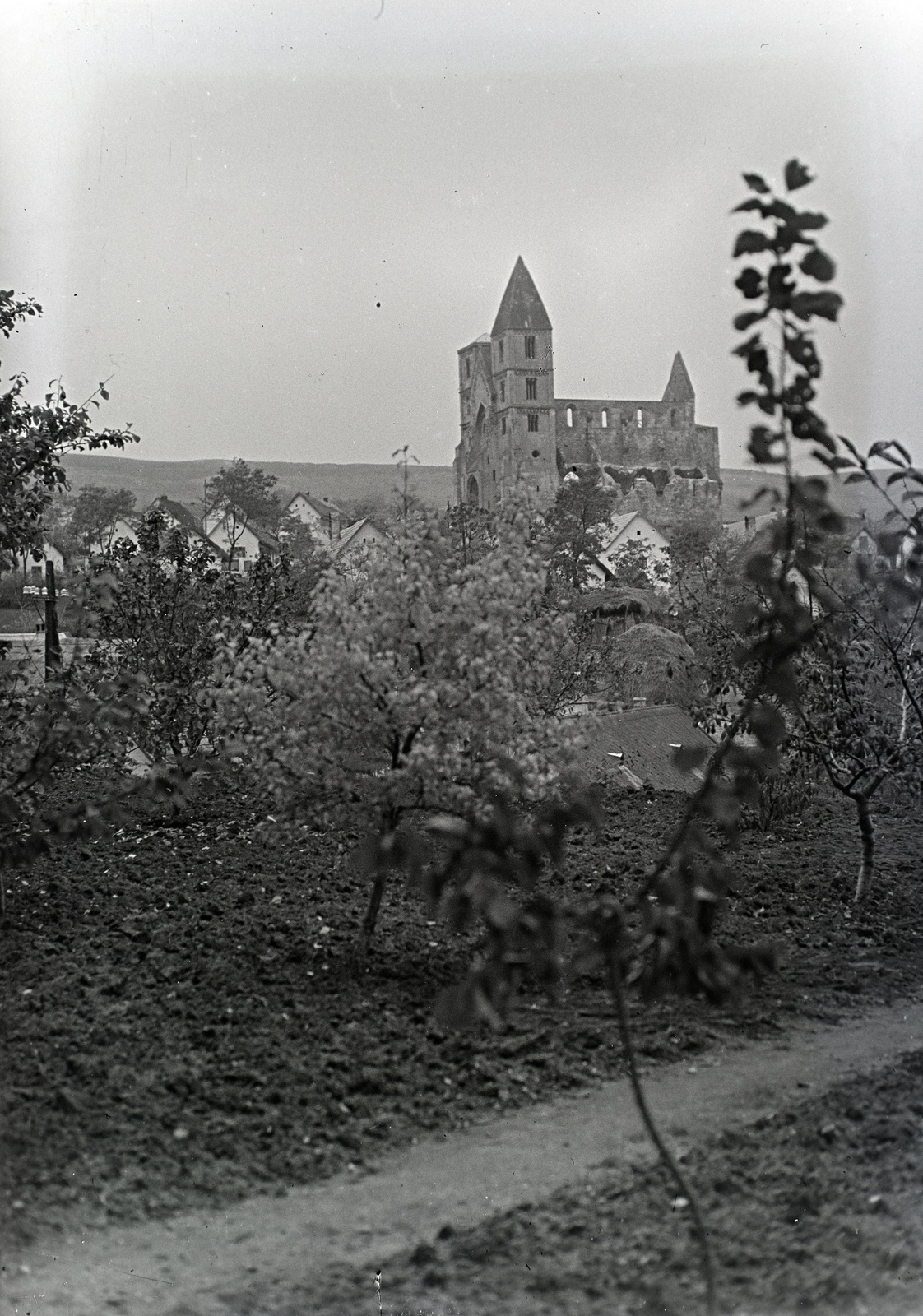 Hungary, Zsámbék, szemben a premontrei templom romjai., 1931, Révay Péter, church, ruins, Catholic Church, Romanesque Architecture, Premonstratensians, Fortepan #136258