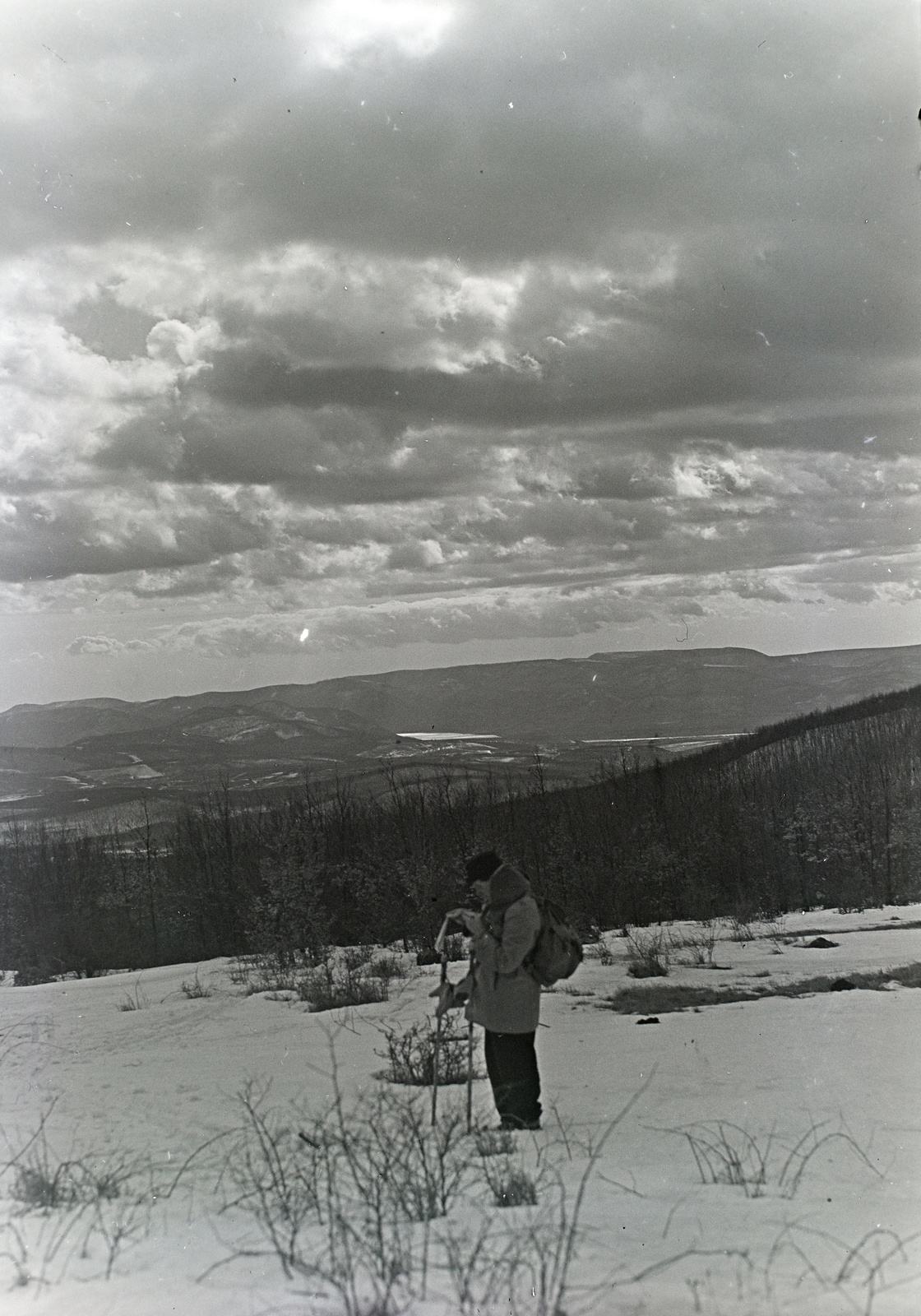 Magyarország, Börzsöny, kilátás Kóspallag környékéről a Dunakanyar felé, a kép közepén a Duna látszik., 1935, Révay Péter, kirándulás, tél, hó, felhő, Fortepan #136262