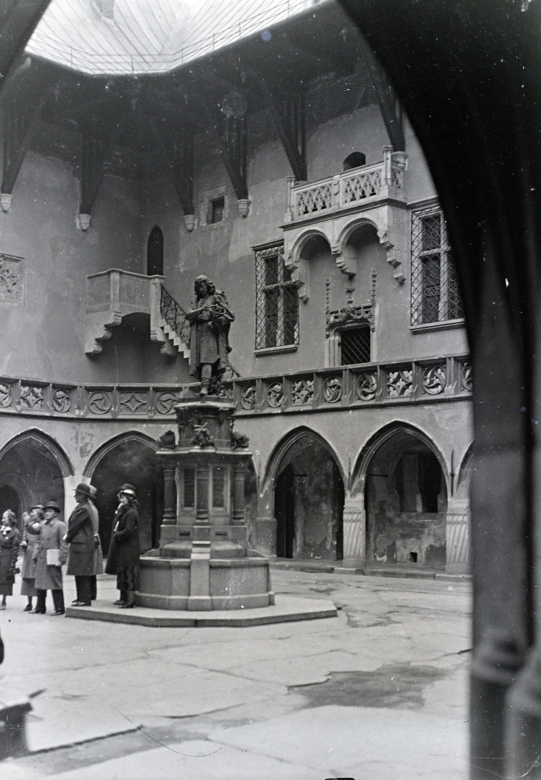 Poland, Kraków, ulica Jagiellońska, Collegium Maius, a Jagelló Egyetem legrégebbi épületének az udvara, Nikolausz Kopernikusz szobra (Cyprian Godebski, 1900.)., 1937, Révay Péter, sculpture, monument, Nicolaus Copernicus-portrayal, Cyprian Godebski-design, Fortepan #136269