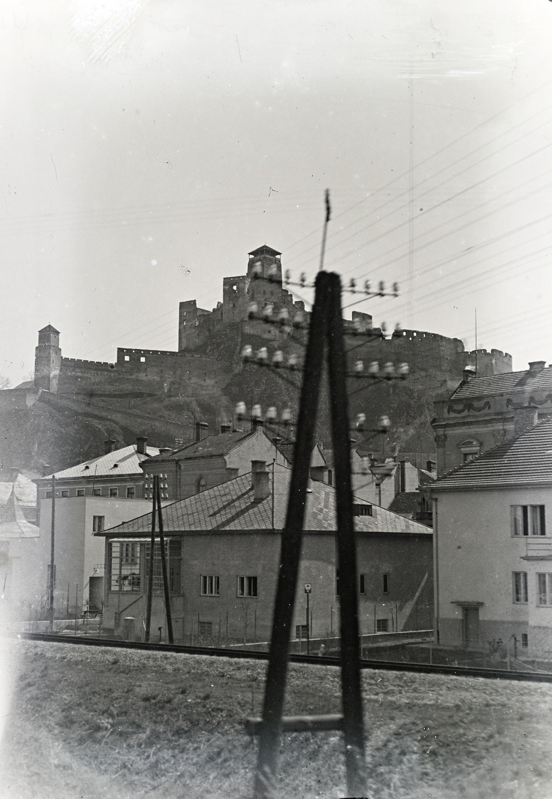 Szlovákia, Trencsén, a vár a vasúti híd felől nézve, előtérben az ulica Hasičská épületei., 1937, Révay Péter, Csehszlovákia, vár, Fortepan #136271