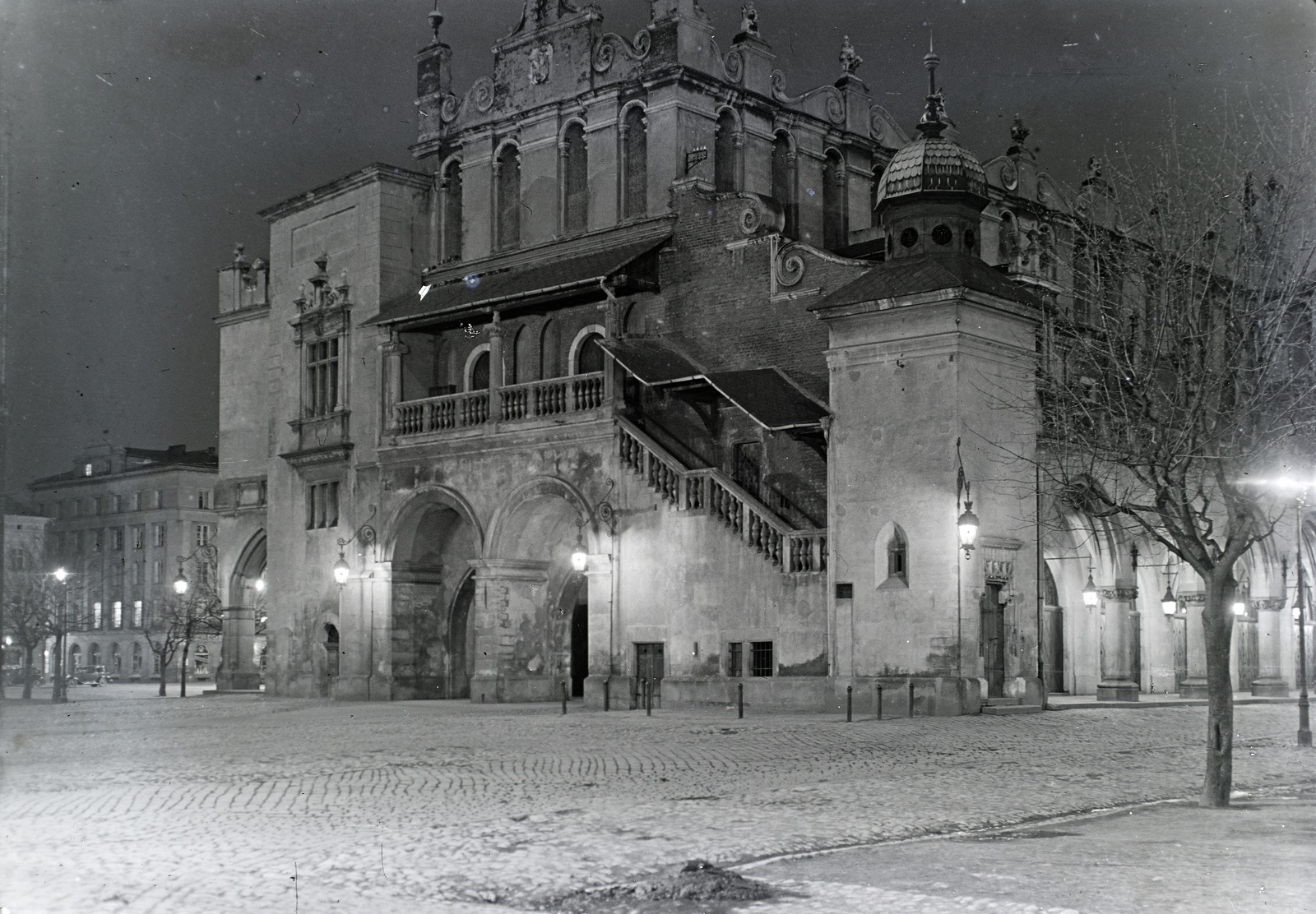 Lengyelország, Krakkó, Rynek Glówny, a város főtere, szemben a Posztócsarnok (Sukiennice)., 1937, Révay Péter, éjszaka, neogótika, reneszánsz, vásárcsarnok, világörökség, Fortepan #136272