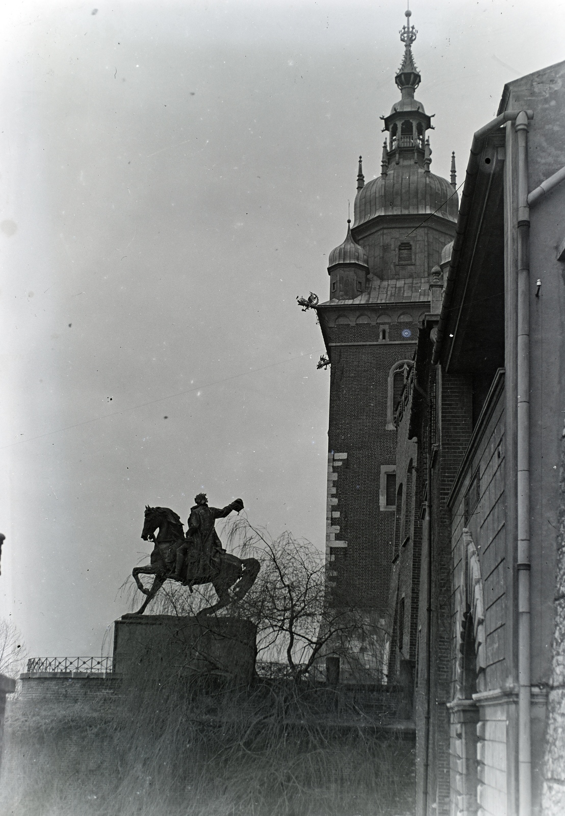 Lengyelország, Krakkó, Királyi Palota (Wawel), Kosciuszkó Tádé lovasszobra (Leonard Marconi, Antoni Popiel) a IV. Ulászló bástyán., 1937, Révay Péter, lovas szobor, Tadeusz Kościuszko-ábrázolás, Fortepan #136277
