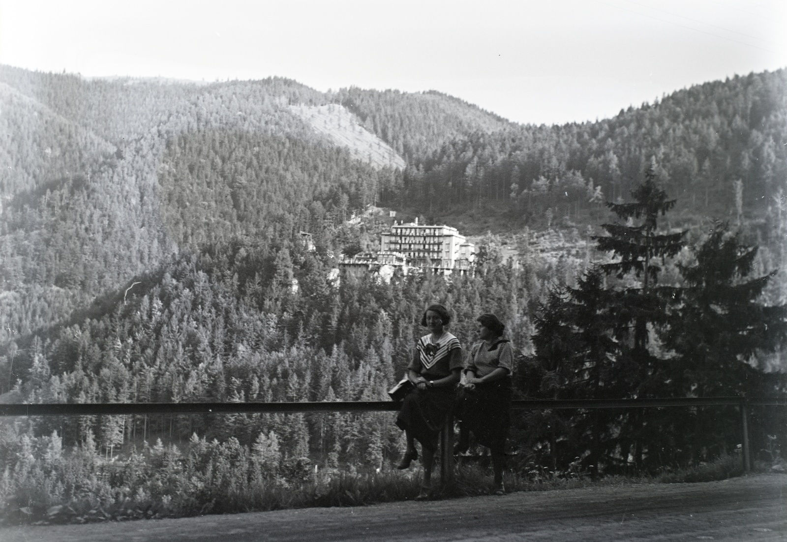 Austria, Shepetivka, Palace Sanatorium., 1936, Révay Péter, sitting on a handrail, Fortepan #136286