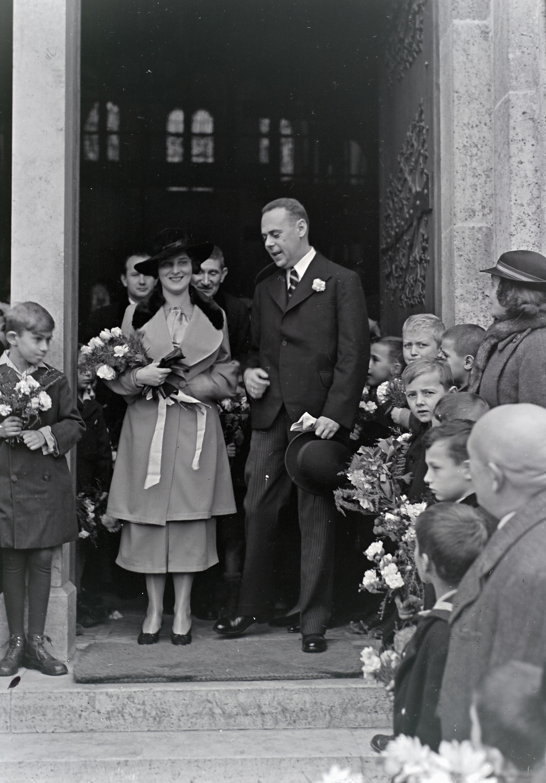 Hungary, Budapest XIII., Szent Margit (Ferdinánd) tér, a felvétel az Árpád-házi Szent Margit-templom kapujában készült., 1937, Révay Péter, wedding ceremony, Budapest, Fortepan #136297