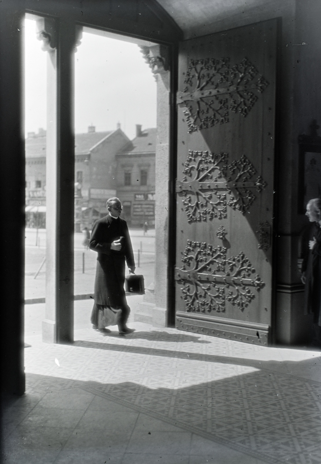 Hungary, Budapest XIII., Szent Margit (Ferdinánd) tér az Árpád-házi Szent Margit-templom kapujából a Váci út felé nézve., 1937, Révay Péter, priest, gate, Budapest, Fortepan #136299