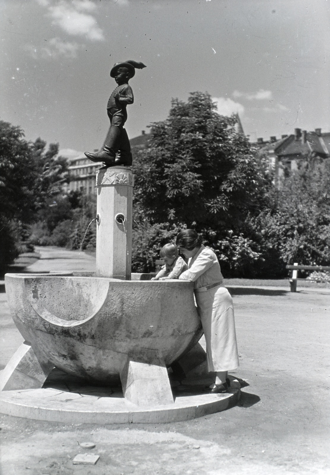 Hungary, Városmajor, Budapest XII., Hüvelyk Matyi szobra (Telcs Ede, 1934.), háttérben a Ignotus (Klára) utca házai., 1937, Révay Péter, sculpture, Budapest, Tom Thumb-portrayal, Ede Telcs-design, Fortepan #136300