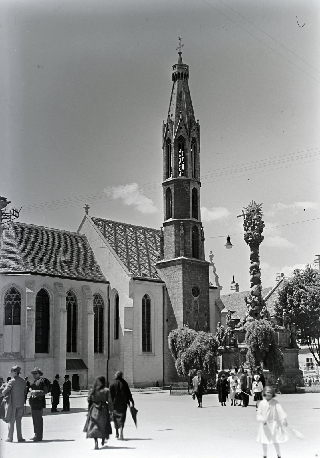 Hungary, Sopron, Fő (Ferenc József) tér, bencés templom (Kecske templom), előtte a Szentháromság-szobor., 1934, Révay Péter, Holy Trinity Statue, main square, Fortepan #136320