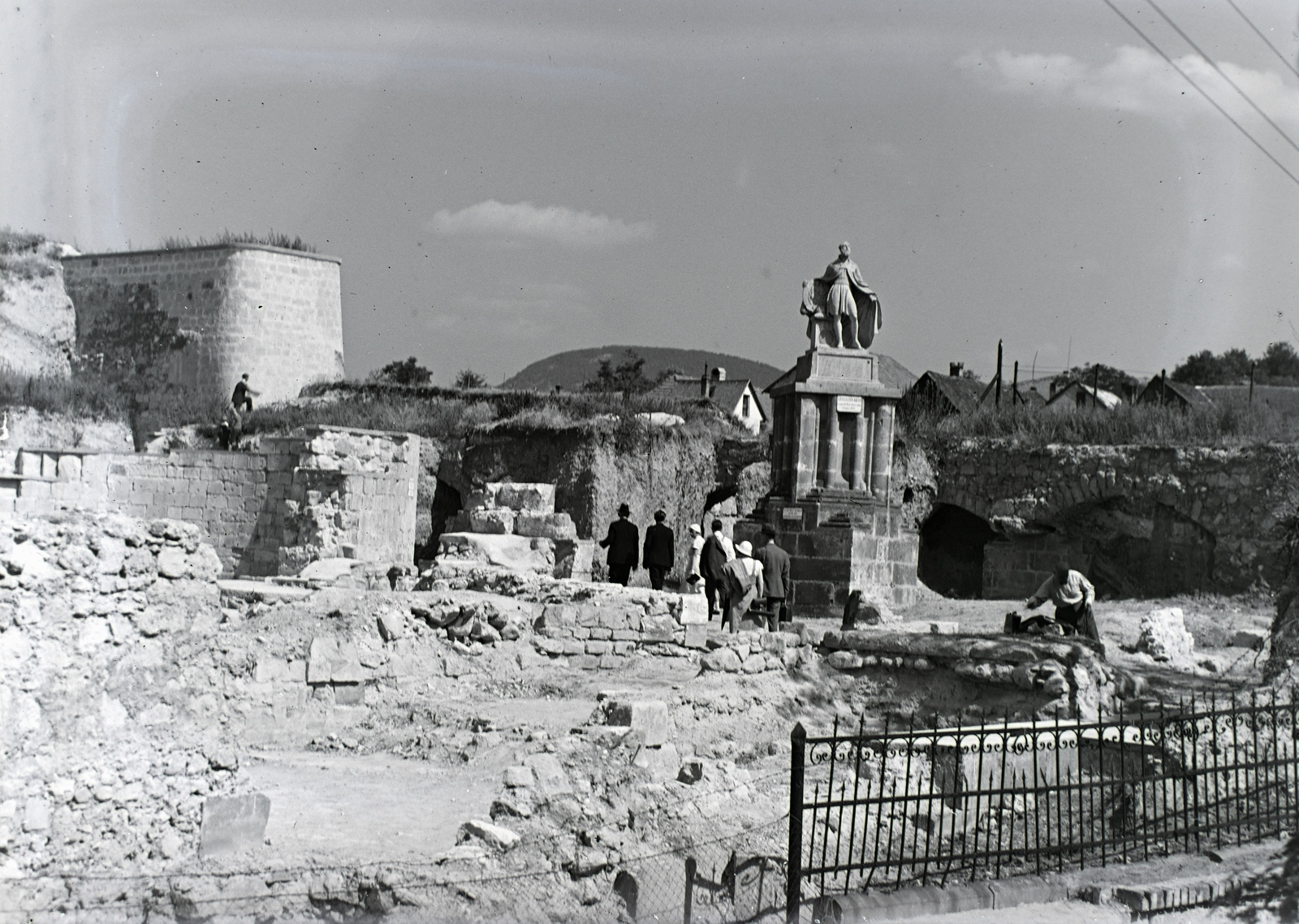 Magyarország, Eger, Árpád-kori székesegyház maradványai a várban. A székesegyház szentélypillérén Szent István szobra 1815-ből., 1935, Révay Péter, szobor, ásatás, régészet, Fortepan #136323