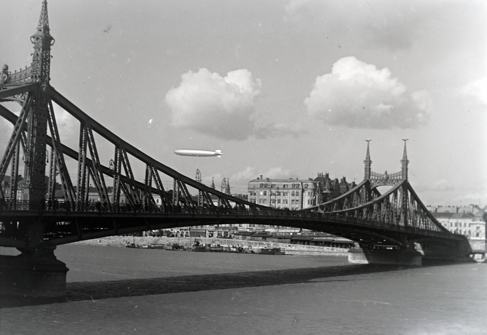 Magyarország, Budapest V.,Budapest XI., Szabadság (Ferenc József) híd a Műegyetem rakpartról nézve. A Graf Zeppelin léghajó Pest felett., 1931, Révay Péter, híd, léghajó, Duna, Budapest, Duna-híd, Feketeházy János-terv, Fortepan #136332