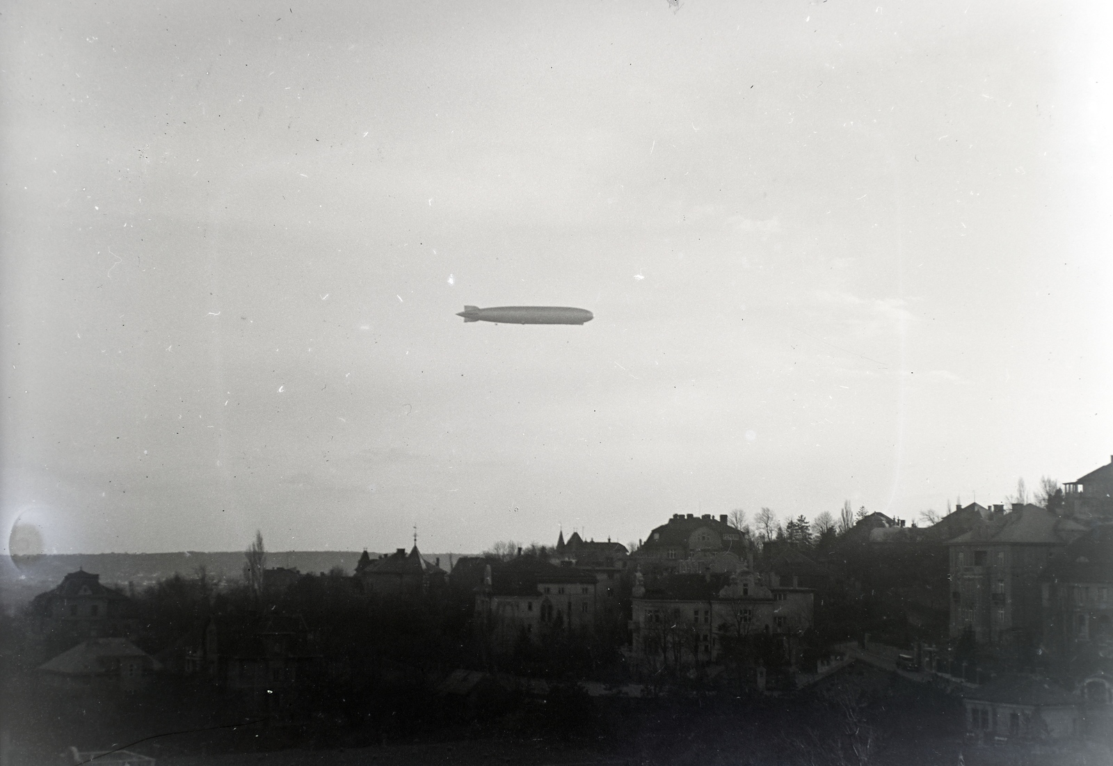 Hungary, Budapest XI., a Graf Zeppelin léghajó Buda felett, előtérben a Kelenhegyi út házai., 1931, Révay Péter, air-ship, Budapest, Fortepan #136334