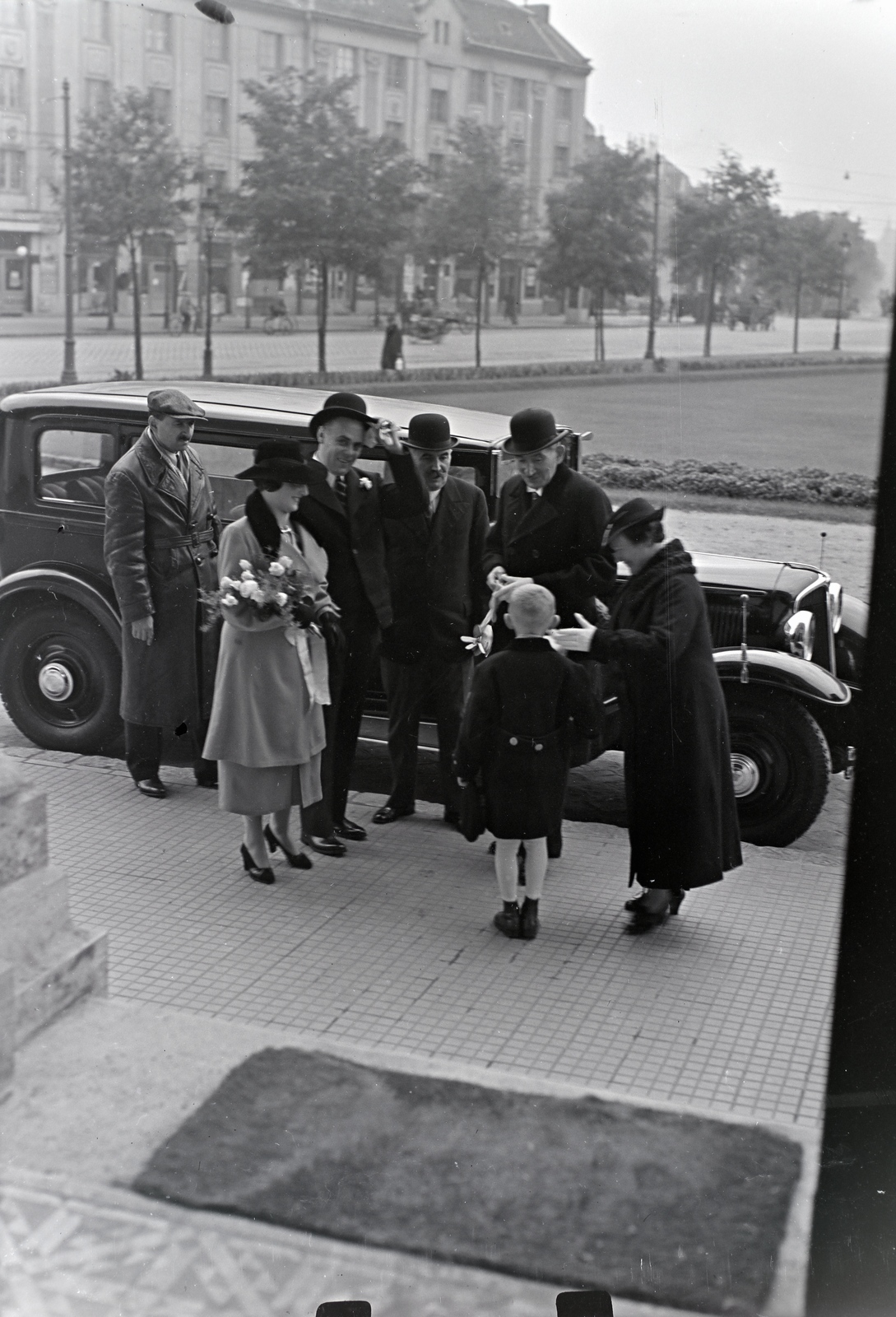 Hungary, Budapest VI.,Budapest XIII., Szent Margit (Ferdinánd) tér az Árpád-házi Szent Margit-templom kapujából a Lehel utca első házai felé nézve. Jobbra a Váci út., 1937, Révay Péter, Budapest, Fortepan #136345