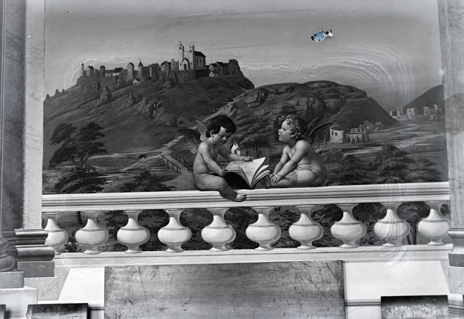 Hungary, Veszprém, Érseki Palota, a vár egyik legkorábbi ábrázolása Rudolf Steiner freskóján., 1934, Révay Péter, angel, sitting on a handrail, Fortepan #136351