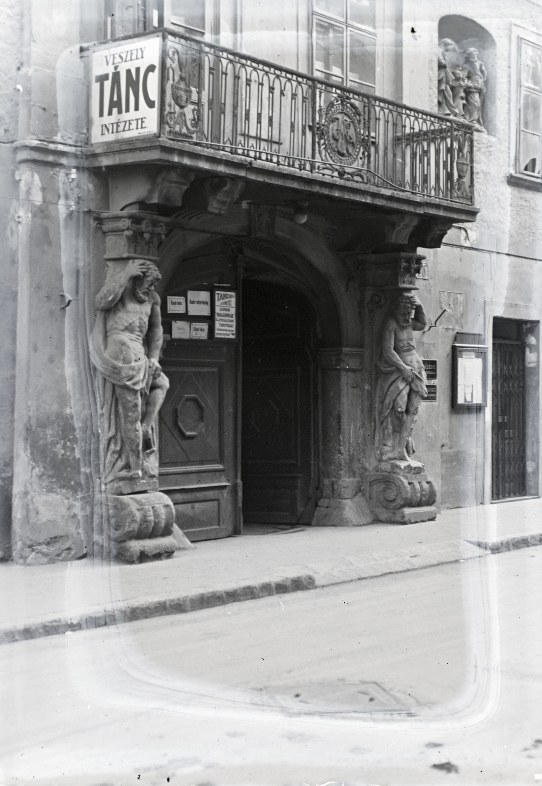 Magyarország, Győr, Liszt Ferenc utca 20. számú ház kapuja., 1934, Révay Péter, erkély, Atlasz-ábrázolás, tánciskola, Fortepan #136353
