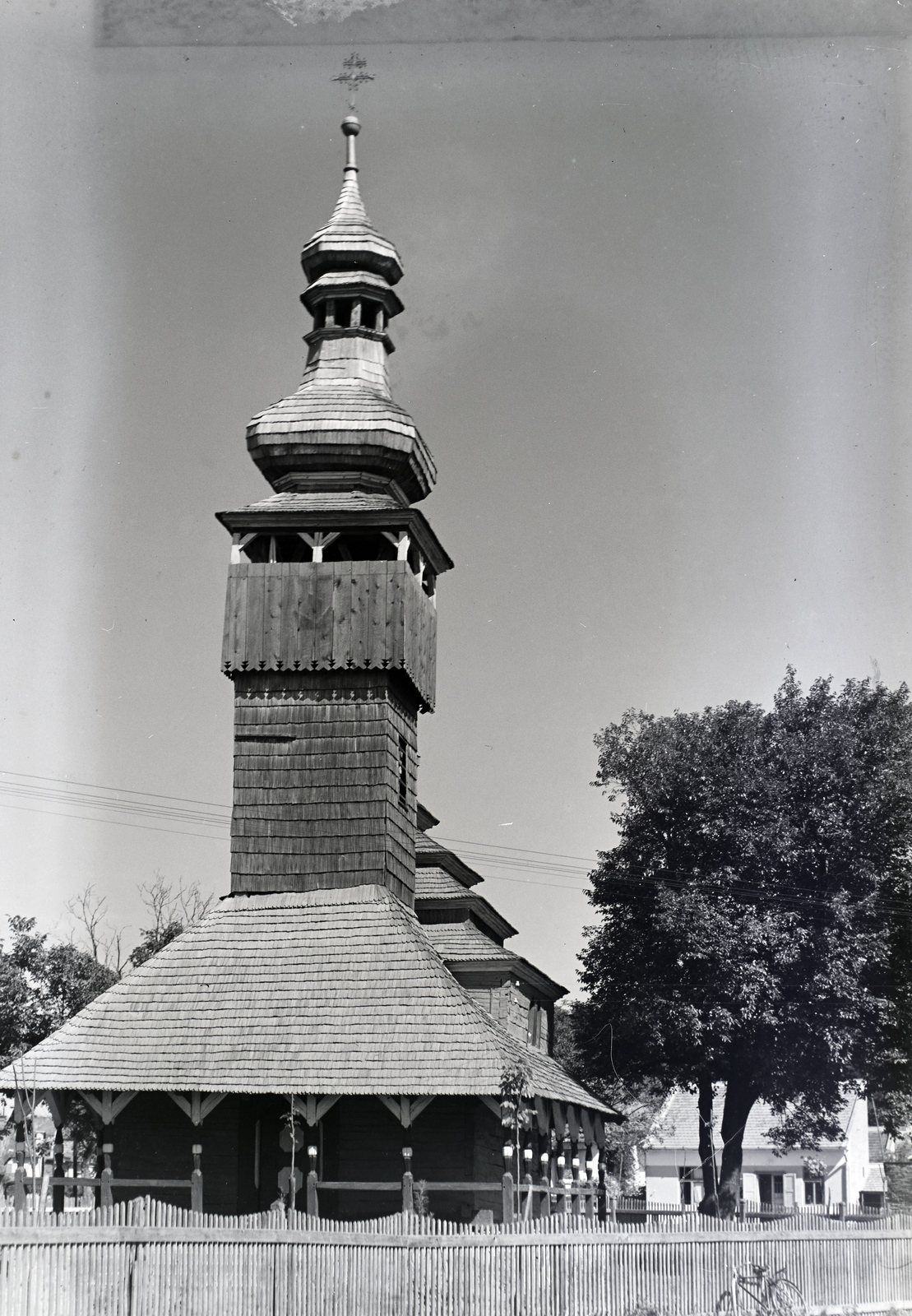 Ukraine,Zakarpattia Oblast, Mukachevo, a Szélestóról 1927-ben áthelyezett fatemplom. 1974-ben az ungvári Szabadtéri Falumúzeumban került felállításra., 1939, Révay Péter, Czechoslovakia, wooden church, Fortepan #136362