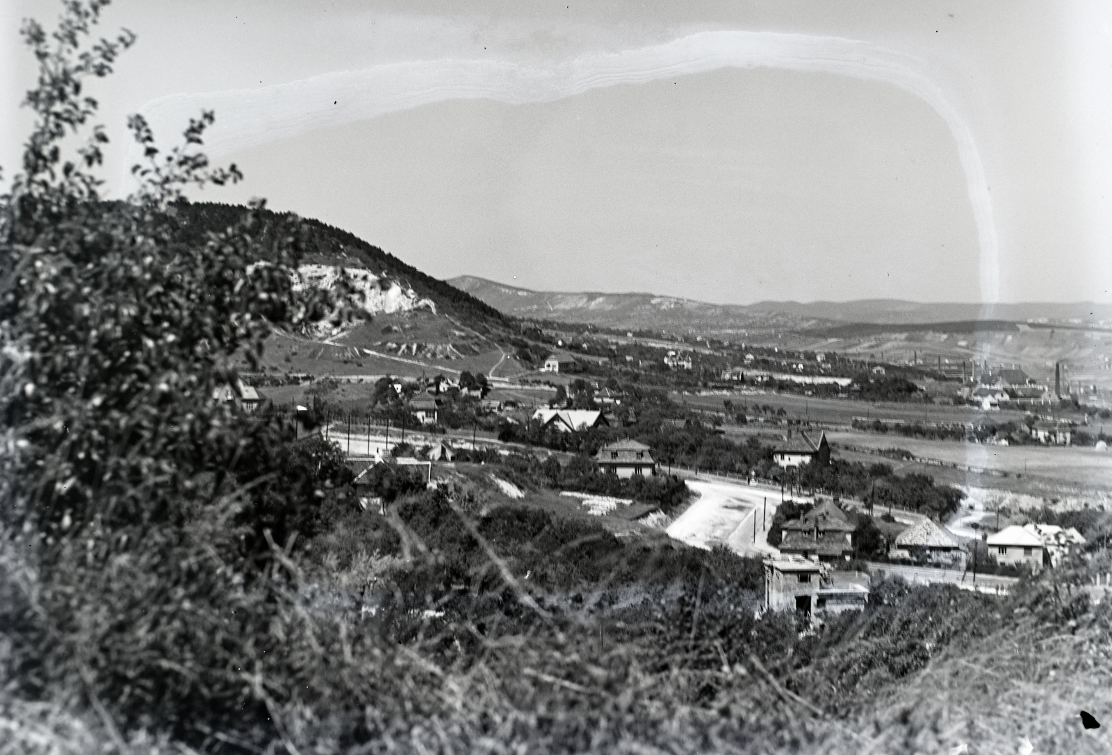 Magyarország, Budapest II., kilátás a Boróka utca felől, elöl a Pusztaszeri út, balra kőfejtő a Mátyás-hegy oldalában., 1936, Révay Péter, Budapest, Fortepan #136367