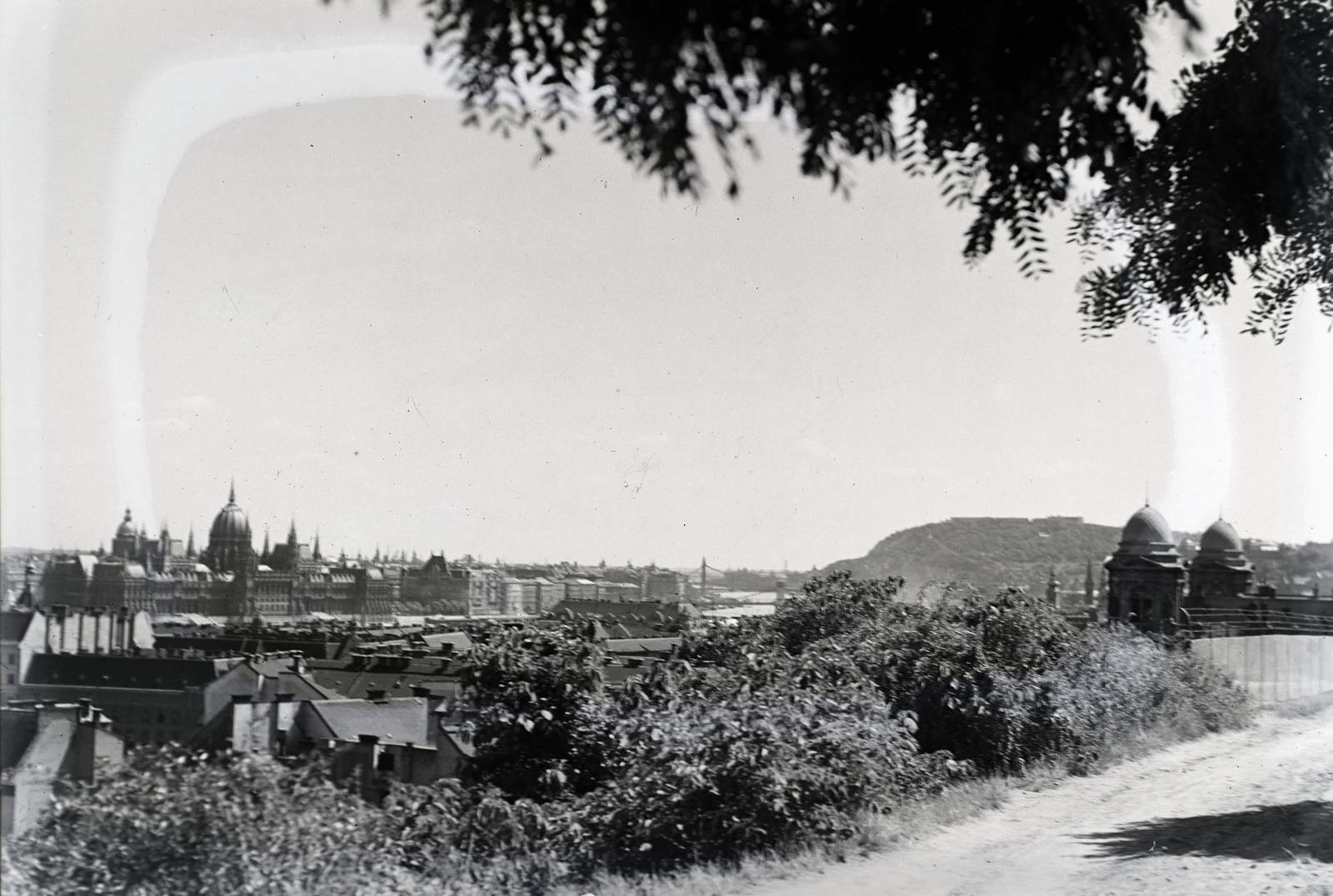 Magyarország, Budapest II., kilátás a Vérhalom utcából, balra a Parlament, jobbra a Gellért-hegy és a Gül Baba türbéje köré épített Wagner villa kupolái., 1936, Révay Péter, Budapest, Fortepan #136368