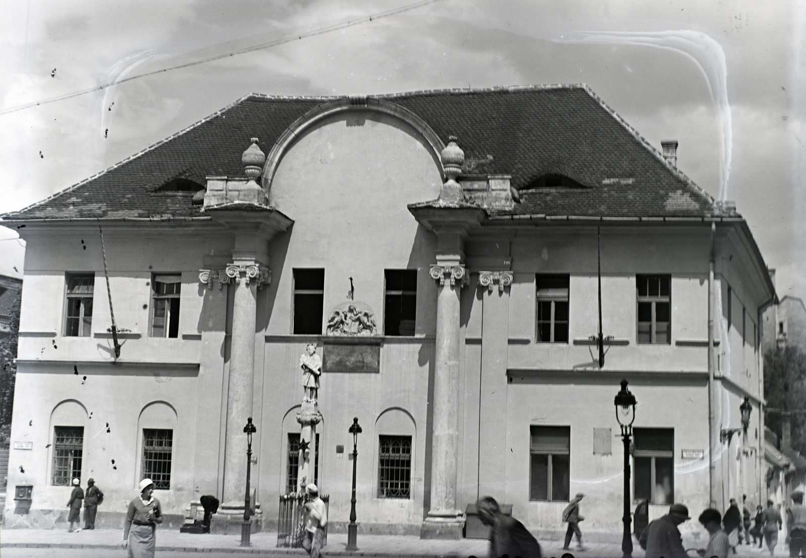 Magyarország, Budapest II., Széna tér, jobbra a Varsányi Irén (Görgey Artúr) utca. A Régi Szent János Közkórház épületében a Székesfőváros Dunajobbparti Szeretetotthona., 1936, Révay Péter, Budapest, Fortepan #136371