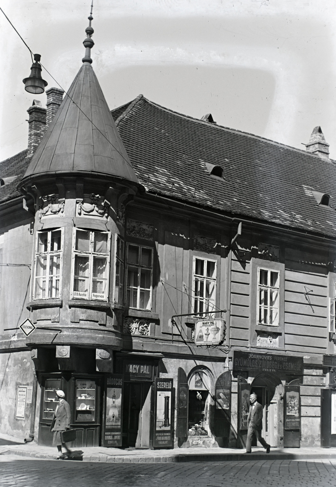 Magyarország, Budapest I., Fő utca - Pala utca sarok, Kapisztory-ház., 1936, Révay Péter, Budapest, épületdísz, cégtábla, üzletportál, zárterkély, sarokház, Fortepan #136375