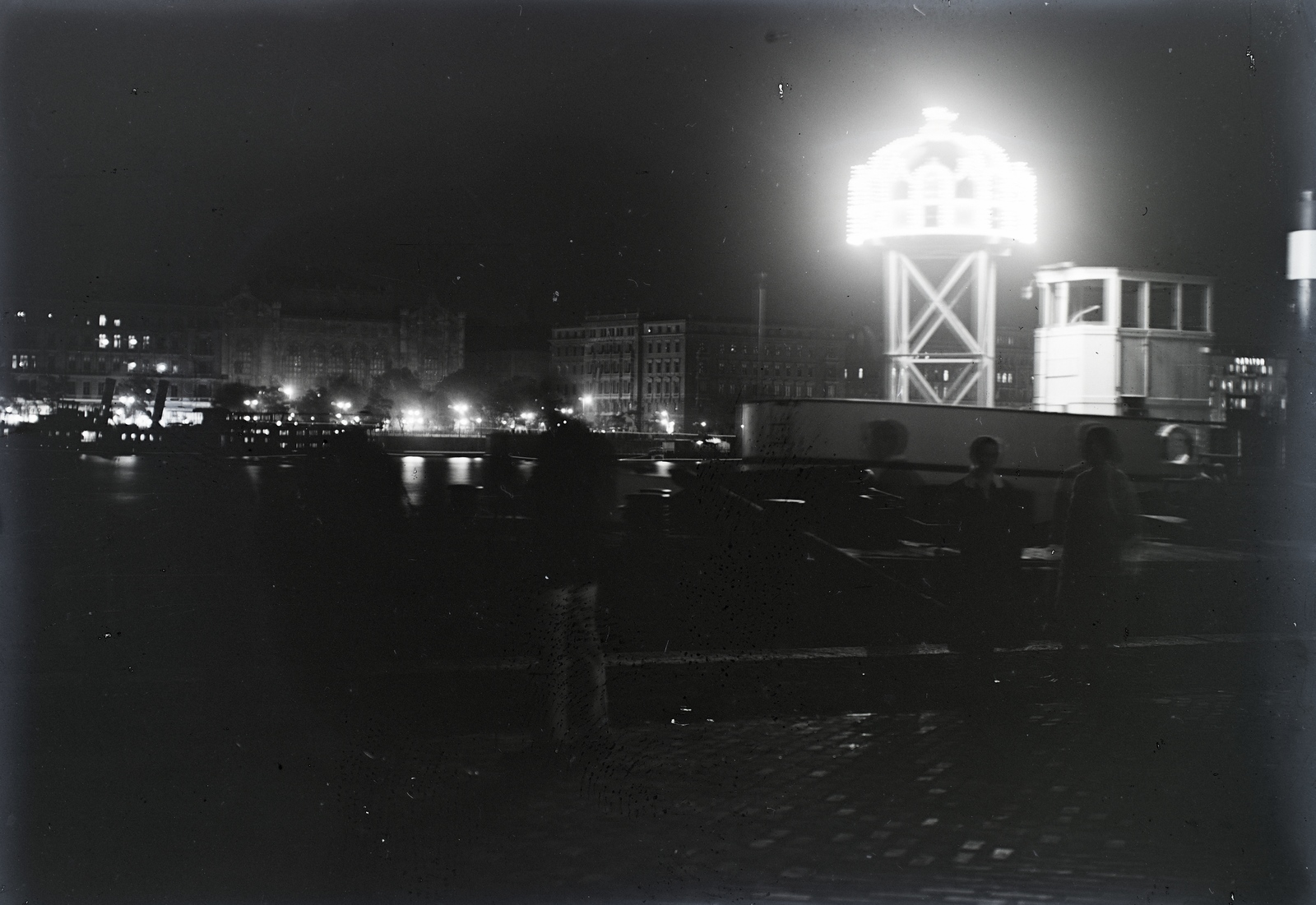 Hungary, Budapest I., budai alsó rakpart, csavargőzös a kikötőben az Eucharisztikus Világkongresszus idején, fedélzetén a kivilágított Szent Koronával., 1938, Révay Péter, night, crown, Budapest, Fortepan #136385