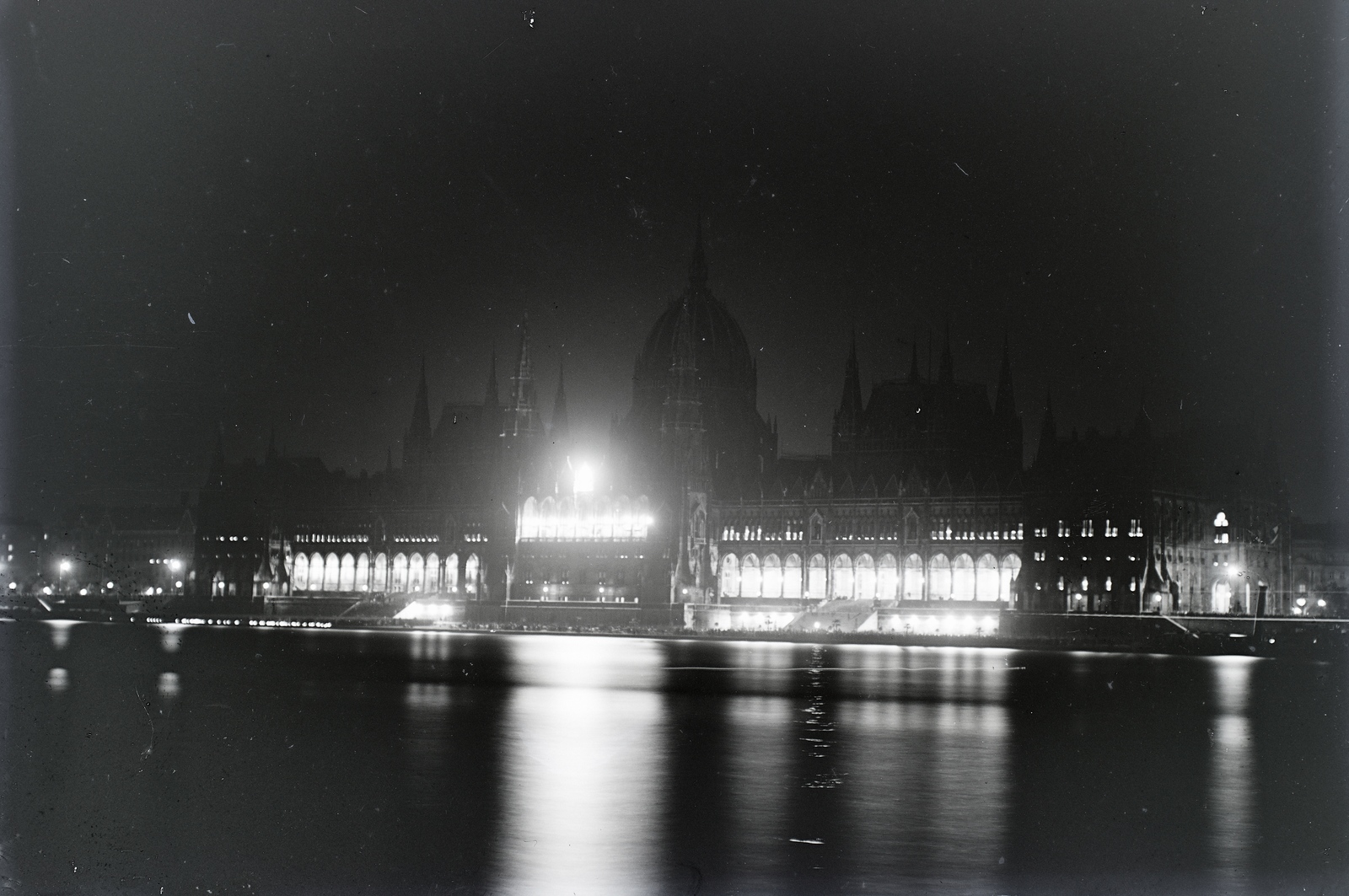 Hungary, Budapest V., a kivilágított Parlament az Eucharisztikus Világkongresszus idején., 1938, Révay Péter, night, Imre Steindl-design, parliament, Neo-Gothic-style, eclectic architecture, Budapest, floodlighting, Fortepan #136386