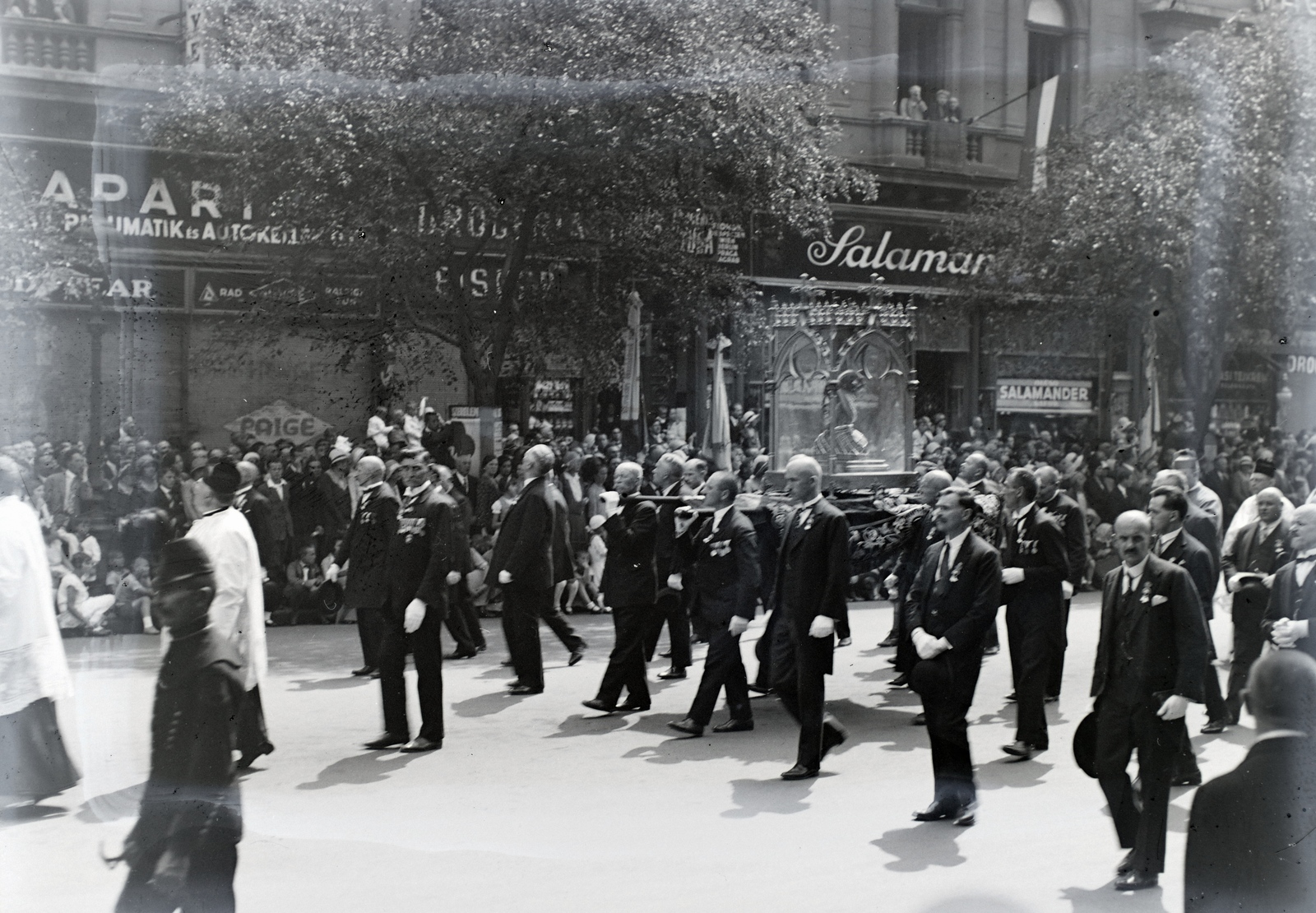 Hungary, Budapest VI., Andrássy út, a Szent László herma a Szent Imre évi augusztus 20-i ünnepi körmeneten. Háttérben szemben a 37. számú ház., 1930, Révay Péter, shoe store, Budapest, Fortepan #136389