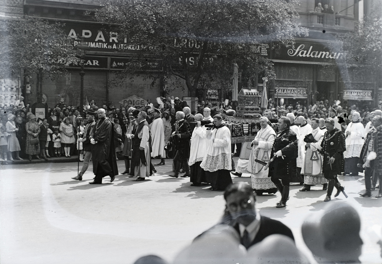 Magyarország, Budapest VI., Andrássy út, a Szent Jobb a Szent Imre évi augusztus 20-i ünnepi körmeneten. Háttérben szemben a 37. számú ház. Előtérben jobbra Ripka Ferenc Budapest főpolgármestere és Sipőcz Jenő Budapest polgármestere., 1930, Révay Péter, pap, díszmagyar, cipőbolt, koronaőrség, Budapest, Fortepan #136391