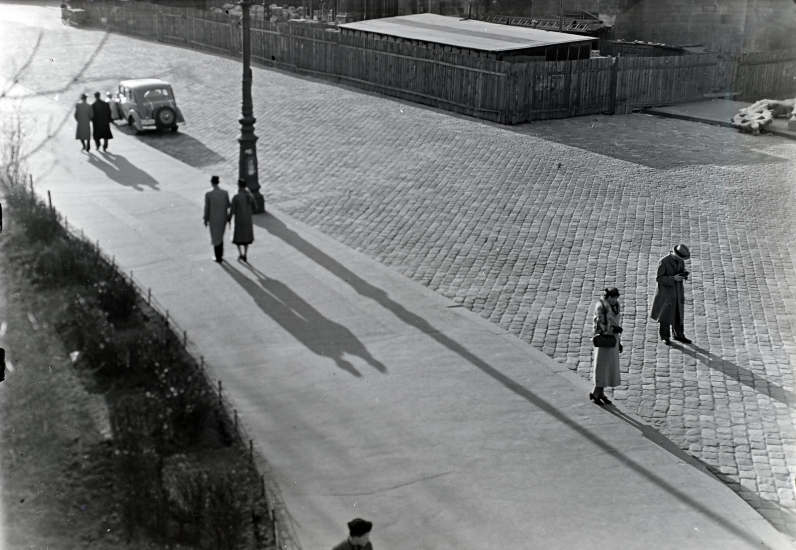 Magyarország, budai Vár, Budapest I., Szentháromság tér a Halászbástyáról nézve, jobbra a Mátyás-templom., 1935, Révay Péter, napszemüveg, árnyék, Budapest, Fortepan #136392