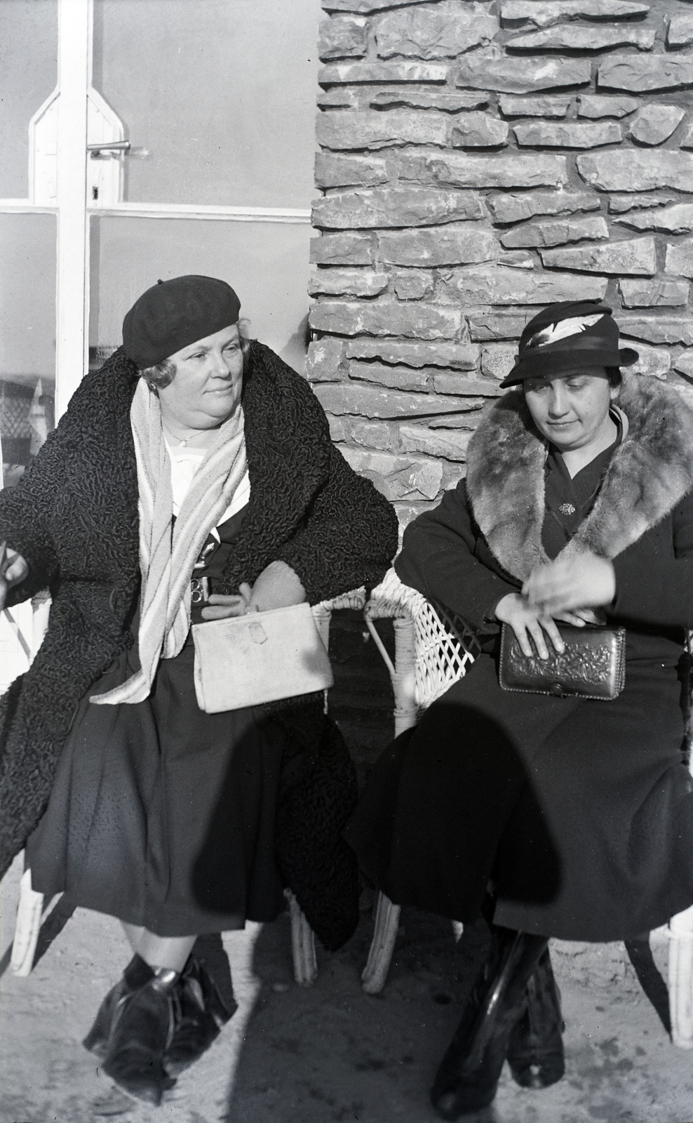 Hungary, Kékestető, Kékes Szálló (később Mátrai Gyógyintézet)., 1938, Révay Péter, shadow, handbag, fur coat, shadow selfie, Fortepan #136393