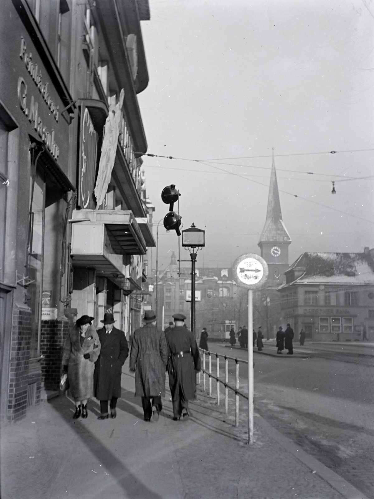 Russia, Kaliningrad, (ekkor Königsberg), Steindamm, a város főutcája. Jobbra a Szent Miklós-templom (Steindammer Pfarrkirche St. Nikolaus)., 1937, Révay Péter, Fortepan #136397
