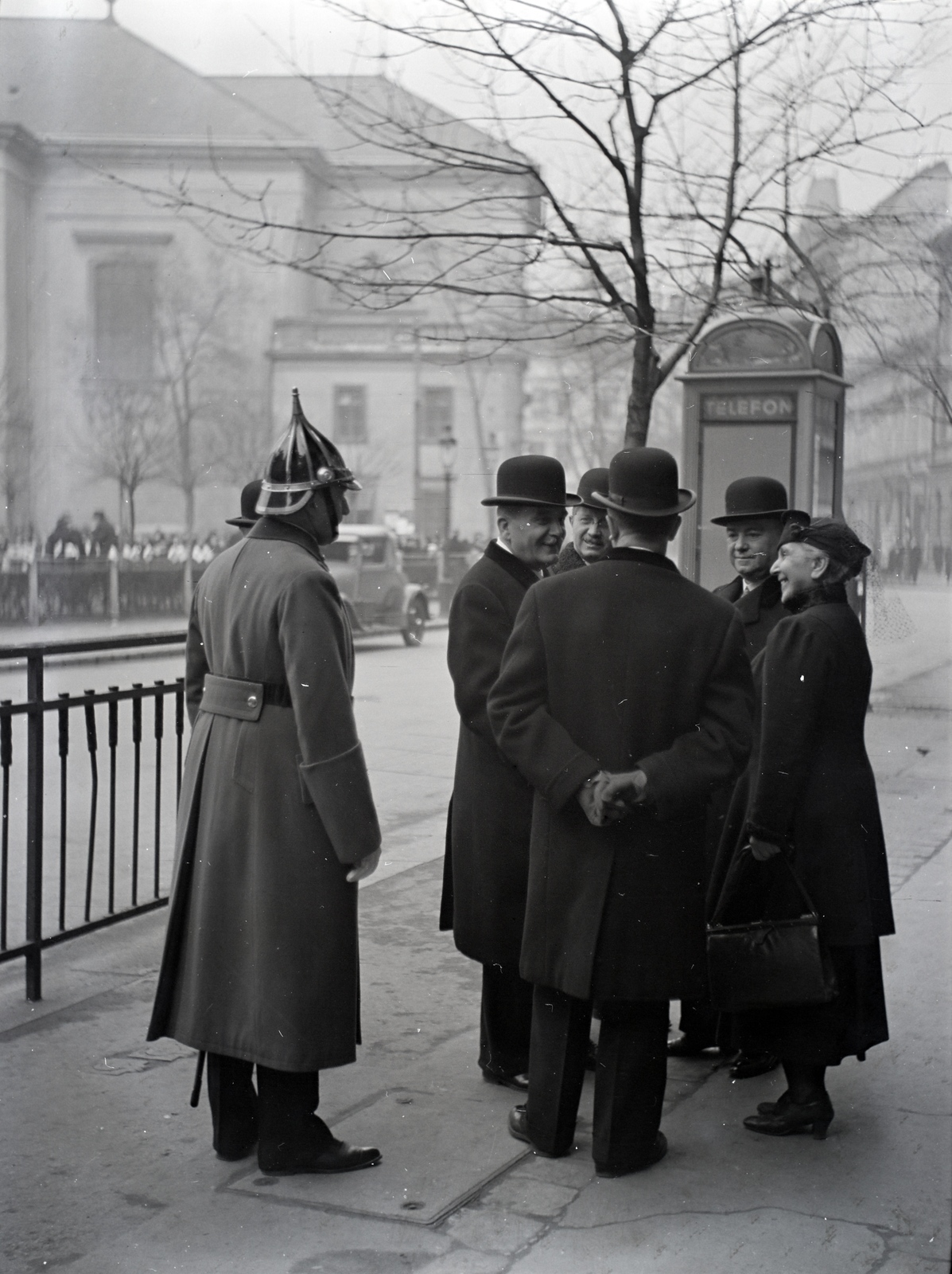 Hungary, Budapest VIII., Horváth Mihály (Mária Terézia) tér 8. A felvétel a Gyakorló iskola előtt (később Fazekas Mihály Gyakorló Általános Iskola és Gimnázium) Horthy Miklósné látogatásakor készült. Balra a Szent József-templom, 1937, Révay Péter, bowler hat, Budapest, Fortepan #136398