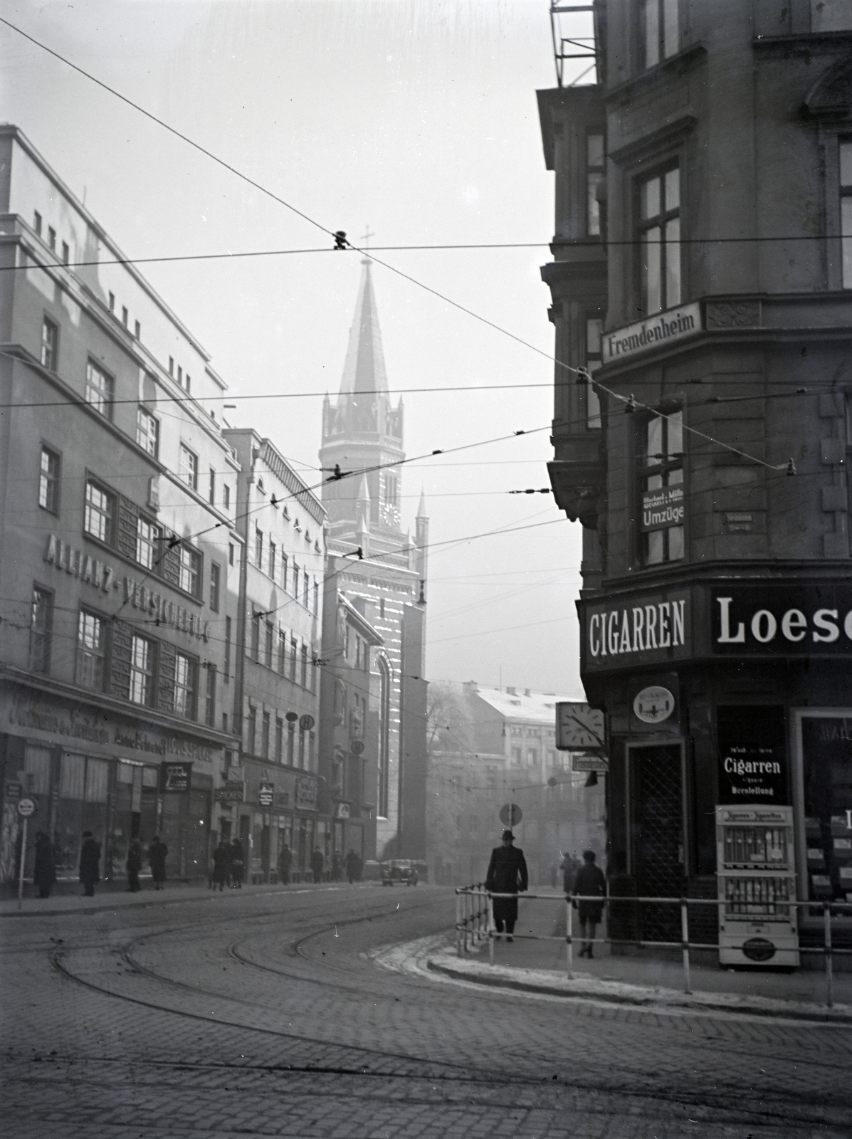 Russia, Kaliningrad, (ekkor Königsberg), a Poststrasse a Steindamm Rechte Strasse felől, háttérben a Neue Altstädtische Kirche (később az Egyetem utca és környéke)., 1937, Révay Péter, Allianz insurance, Fortepan #136407