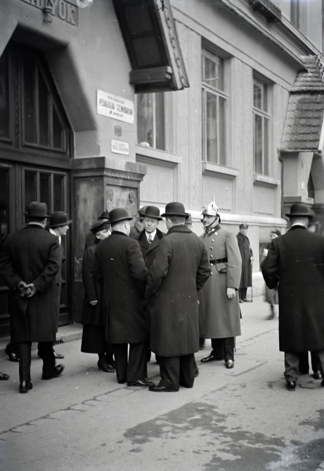 Hungary, Budapest VIII., Horváth Mihály (Mária Terézia) tér 8. A felvétel a Gyakorló iskola előtt (később Fazekas Mihály Gyakorló Általános Iskola és Gimnázium) Horthy Miklósné látogatásakor készült., 1937, Révay Péter, Budapest, Fortepan #136408