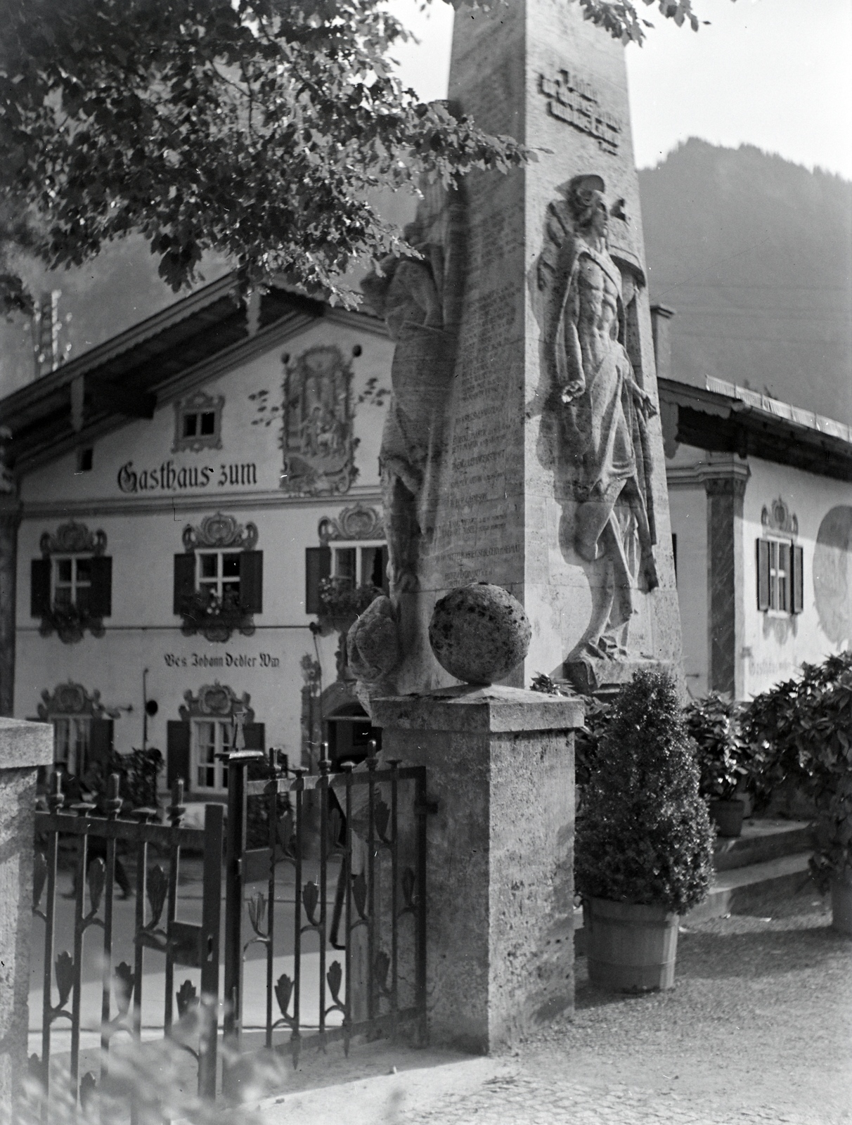 Germany, Oberammergau, I. világháborús emlékmű, mögötte a Gasthaus zum Weissen Lamm., 1936, Révay Péter, Fortepan #136415