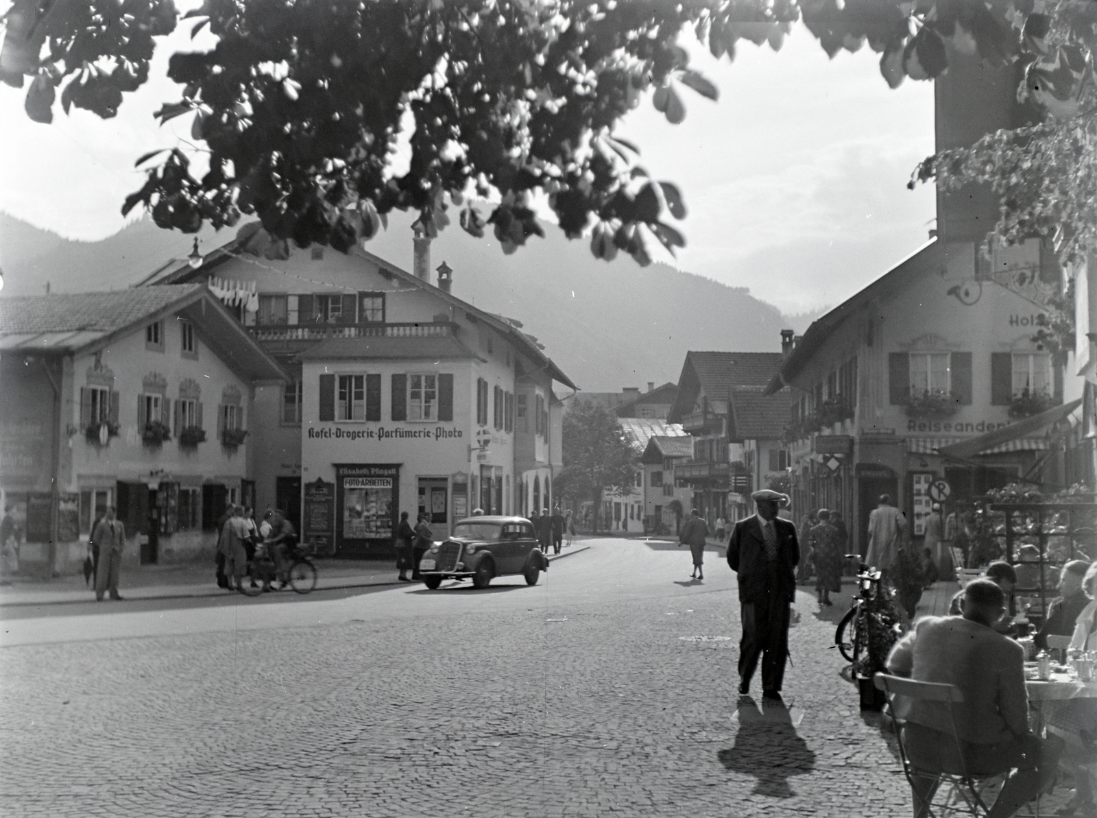 Germany, Oberammergau, Dorfstrasse a Sankt Lucas Strasse felől, a Hotel Wittelsbach-tól nézve., 1936, Révay Péter, bicycle, Fortepan #136418