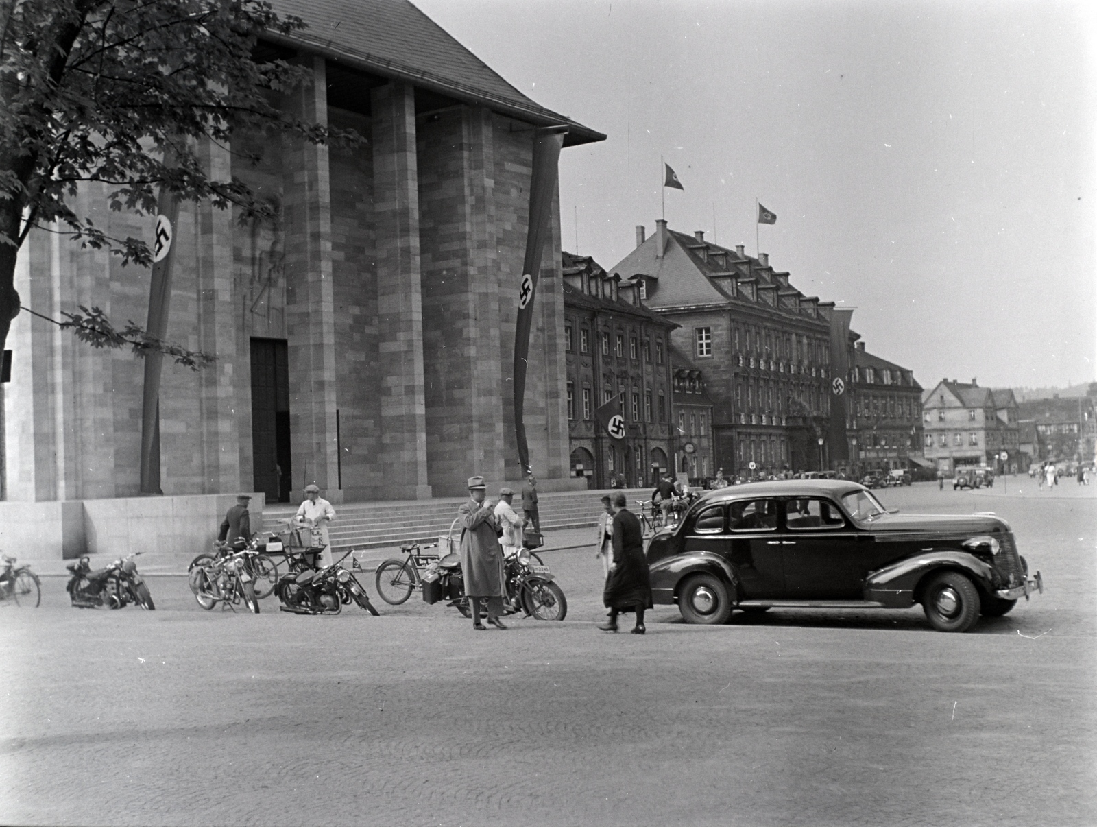 Germany, Bayreuth, Luitpoldplatz (ekkor Hans Schemm Platz), balra a Német Oktatási Ház (Haus der Deutschen Erziehung)., 1936, Révay Péter, swastica, bicycle, motorcycle, automobile, american brand, Chevrolet-brand, Fortepan #136425